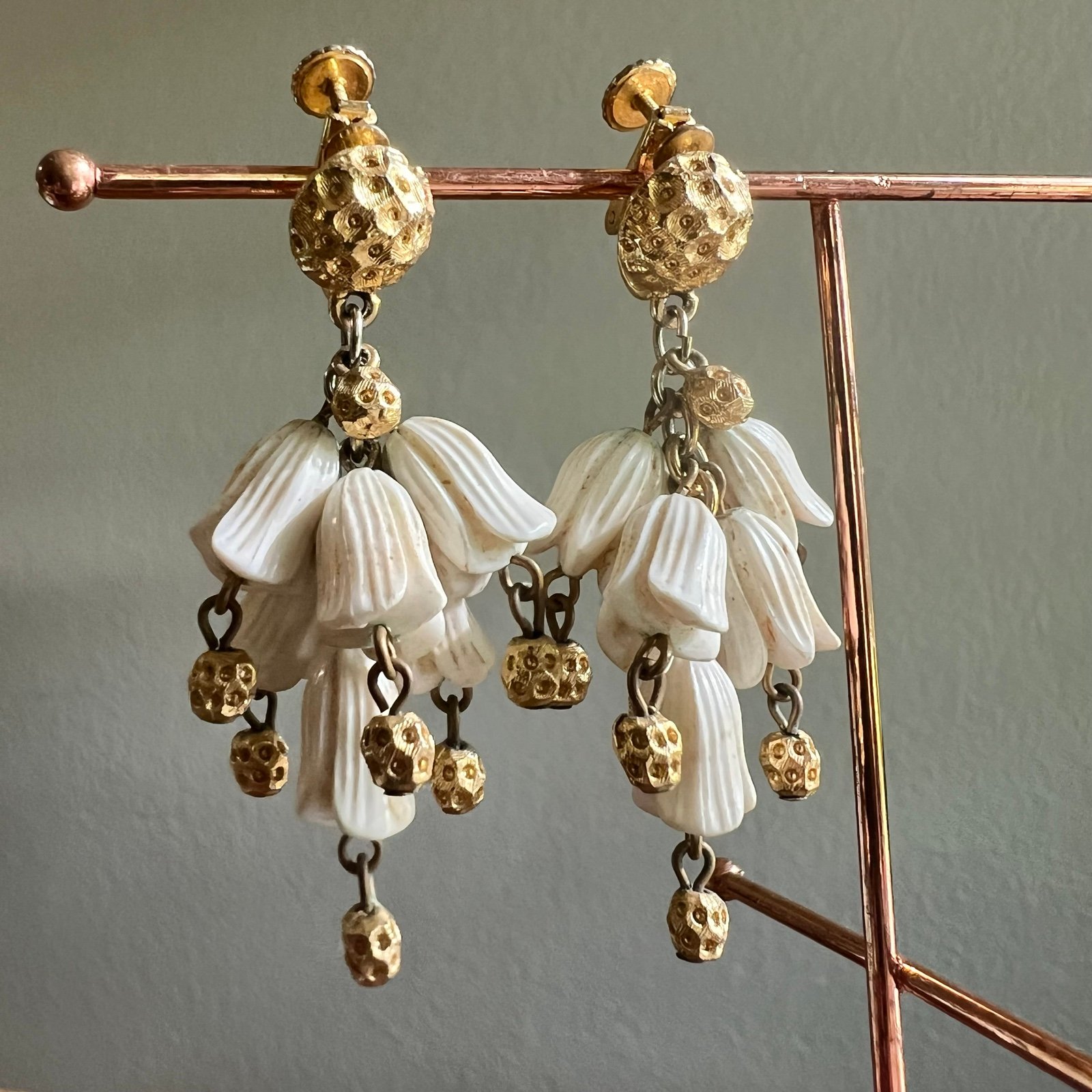 Vintage Cream MCM Tulips Gold Tone Dangle Estate Costume Earrings