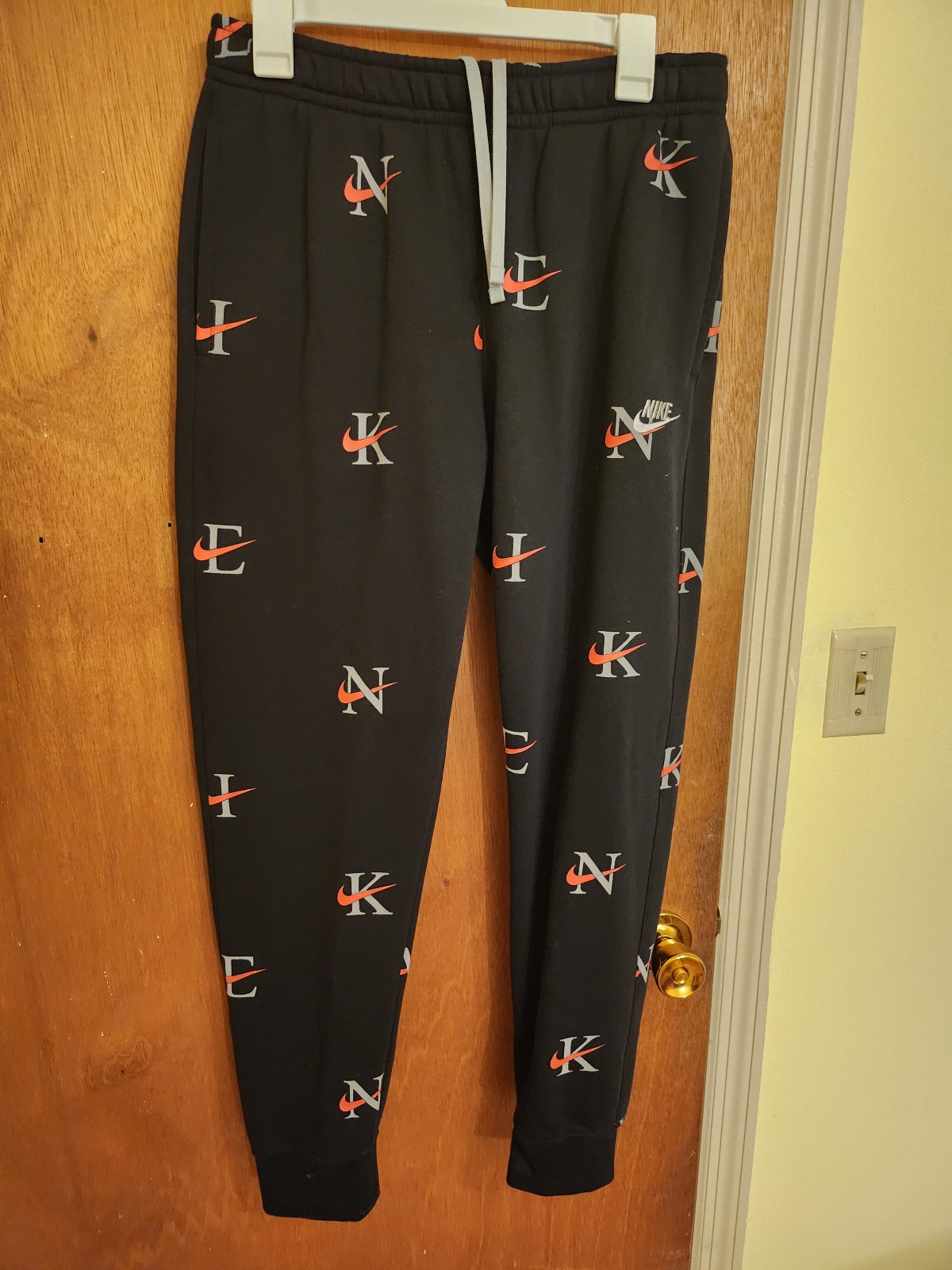 Mens Nike Standard Fit Taper Leg Regular Length Pants, Size medium