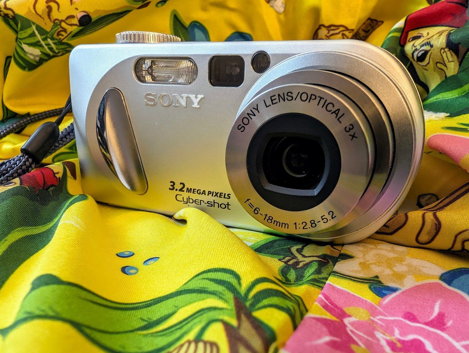 CH33Z3! ! SONY DSC-P8 CYBERSHOT DIGITAL CAM!!!WORKS PERFECT!!