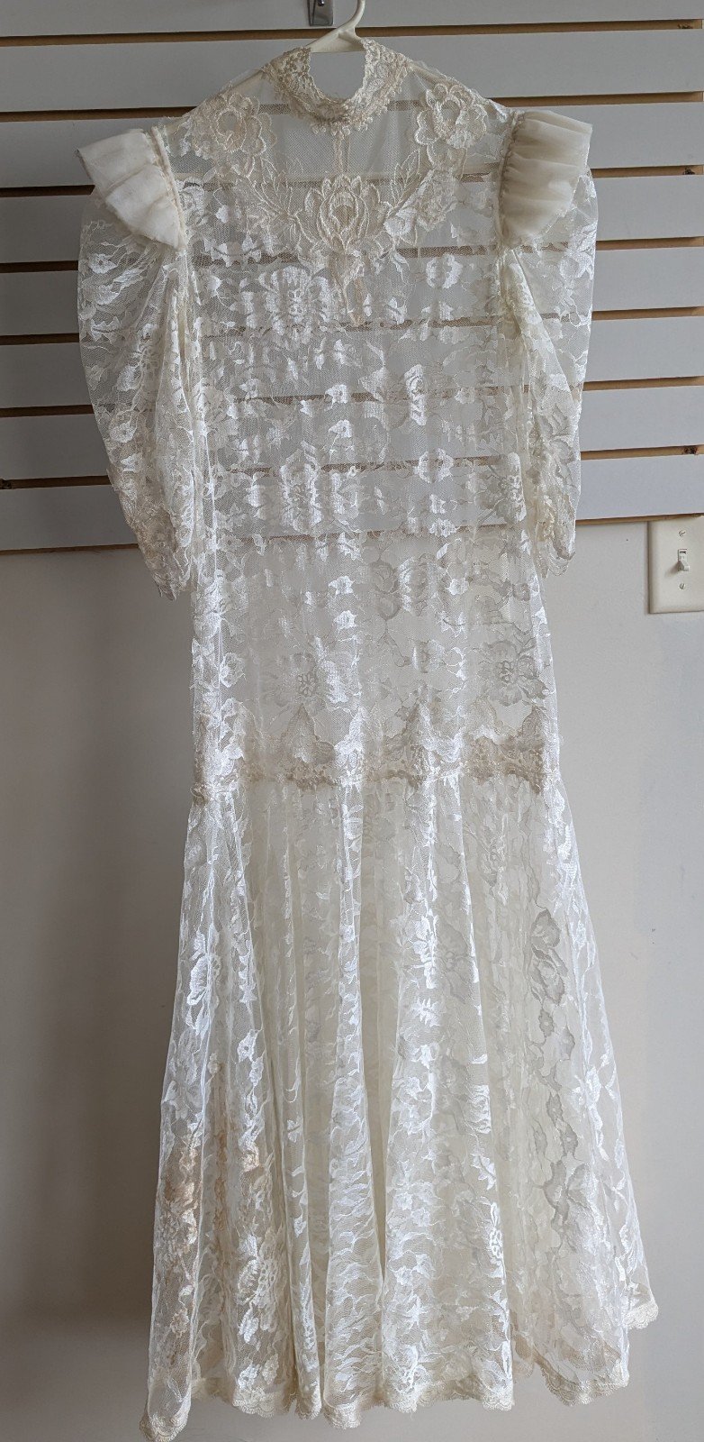 Vintage wedding dress beautiful lace and drop waist off white size 6