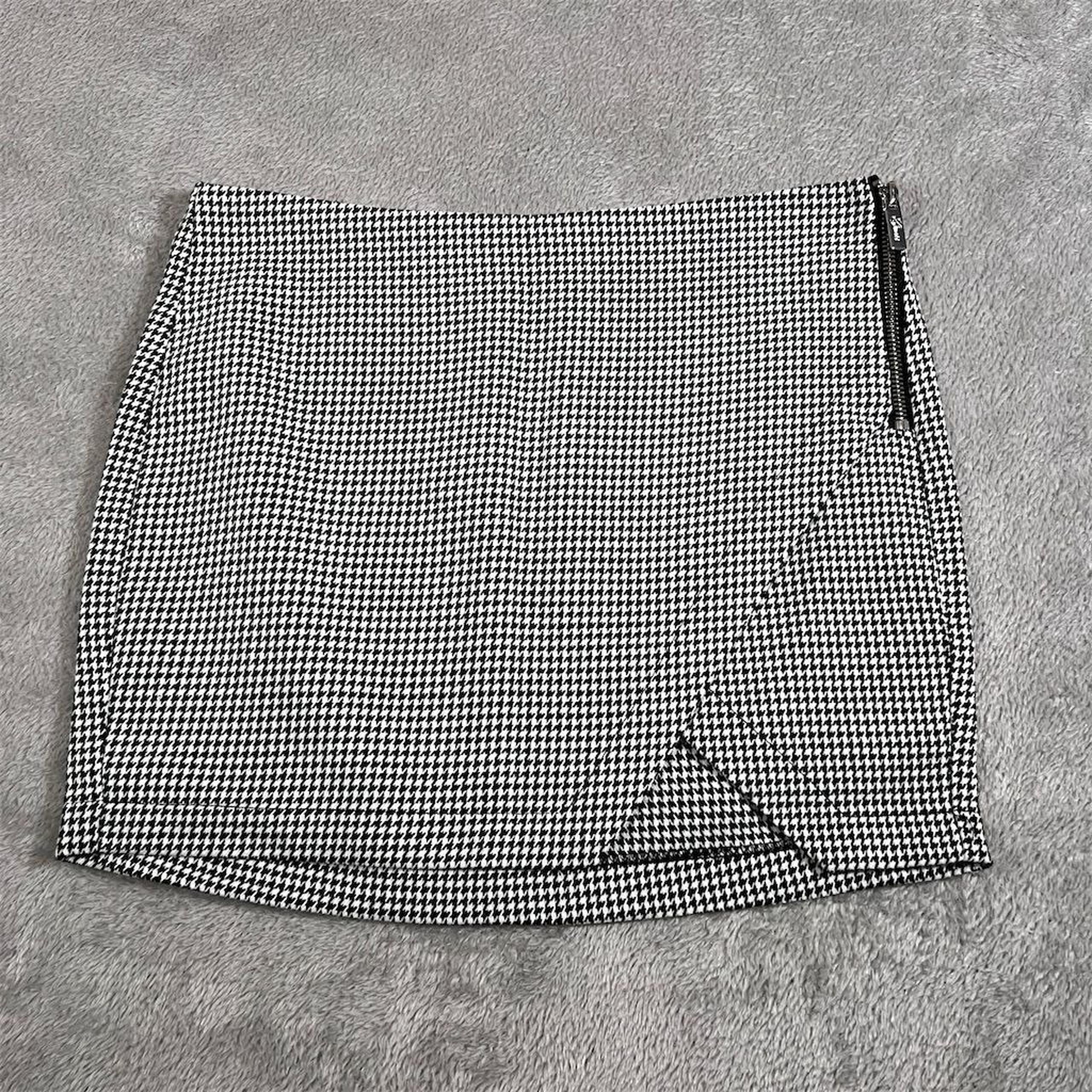 Guess Mini Skirt Women's XS Black Houndstooth Asymmetrical Hem Casual