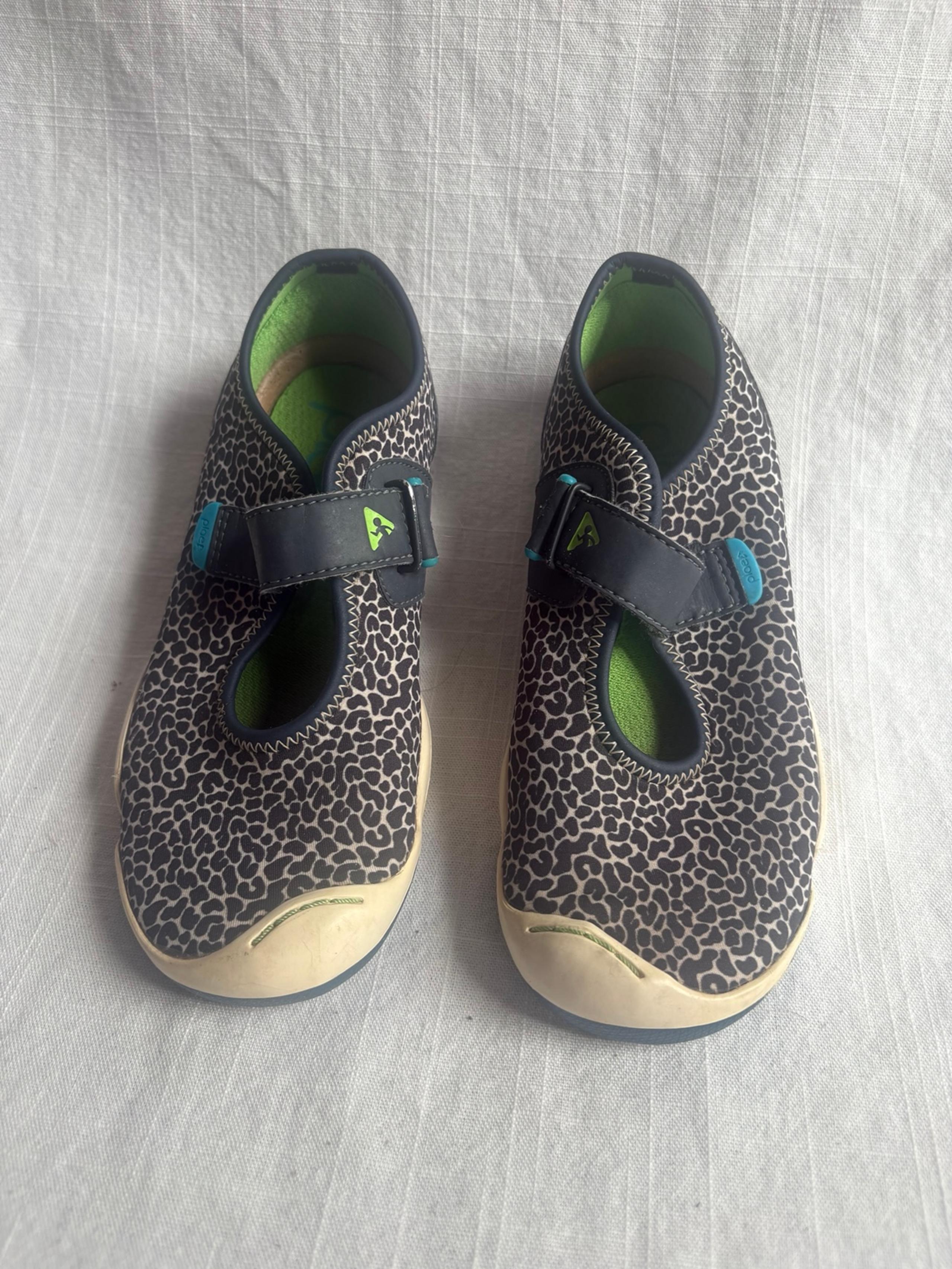 Plae little girls size 13 gray blue animal print Mary Jane shoes