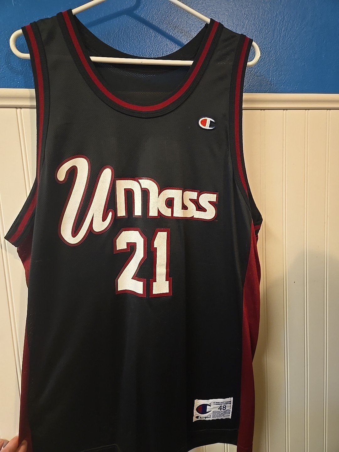 Vintage Champion UMASS College Basketball Jersey #21 Size 48 Marcus Camby