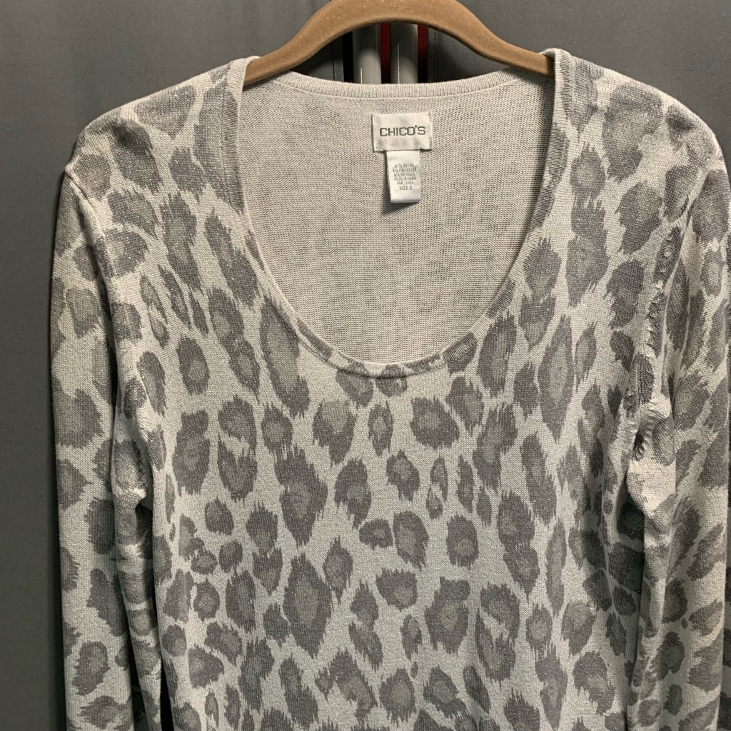B20-Women's Chico's Top Size 2 Gray Animal Print Long Sleeve