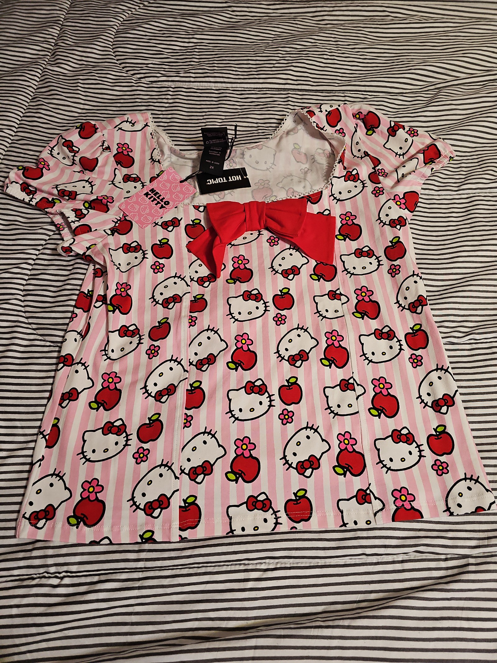 Hello Kitty Apple top 2 extra large