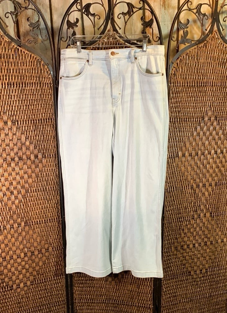 Wrangler Wide Leg Long Jeans Size 32. In excellent condition.