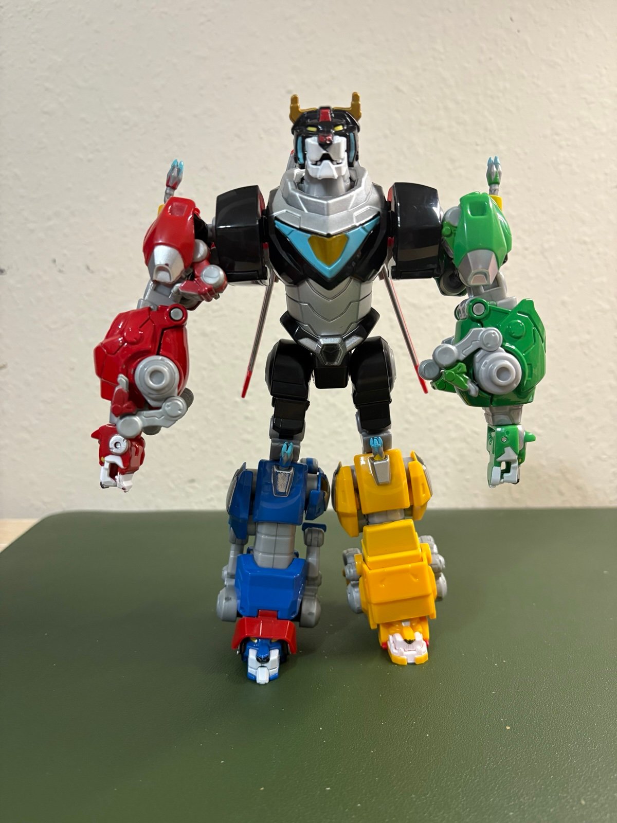 Voltron Nexflix 8 Inch Diecast incomplete