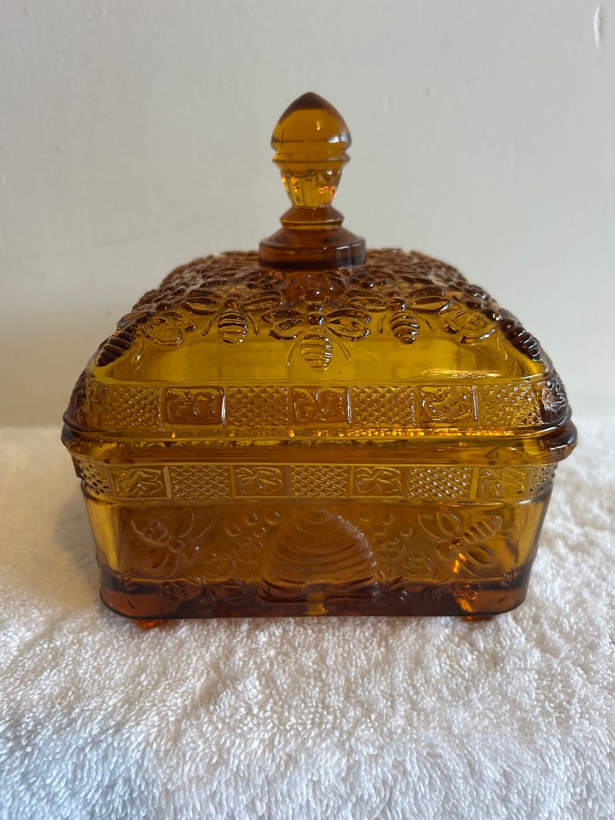 Vintage Tiara Indiana Glass Honey Bee Hive Covered Footed Candy Dish Excellent
