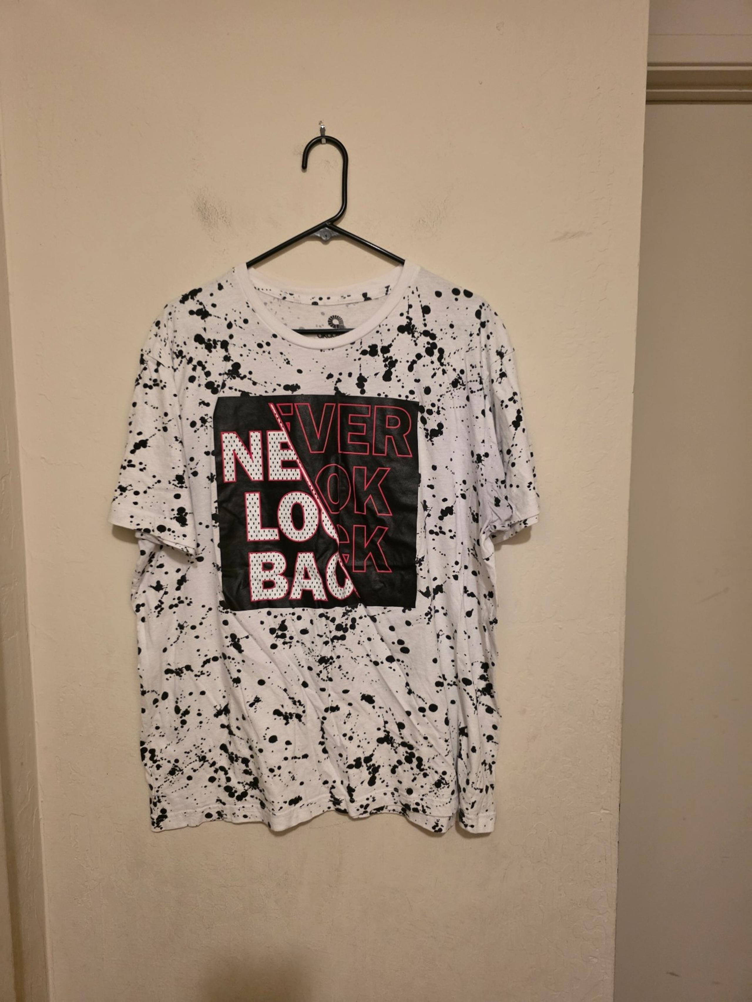 Akademiks White and Black Short Sleeve Tee with Graphic Design size XL