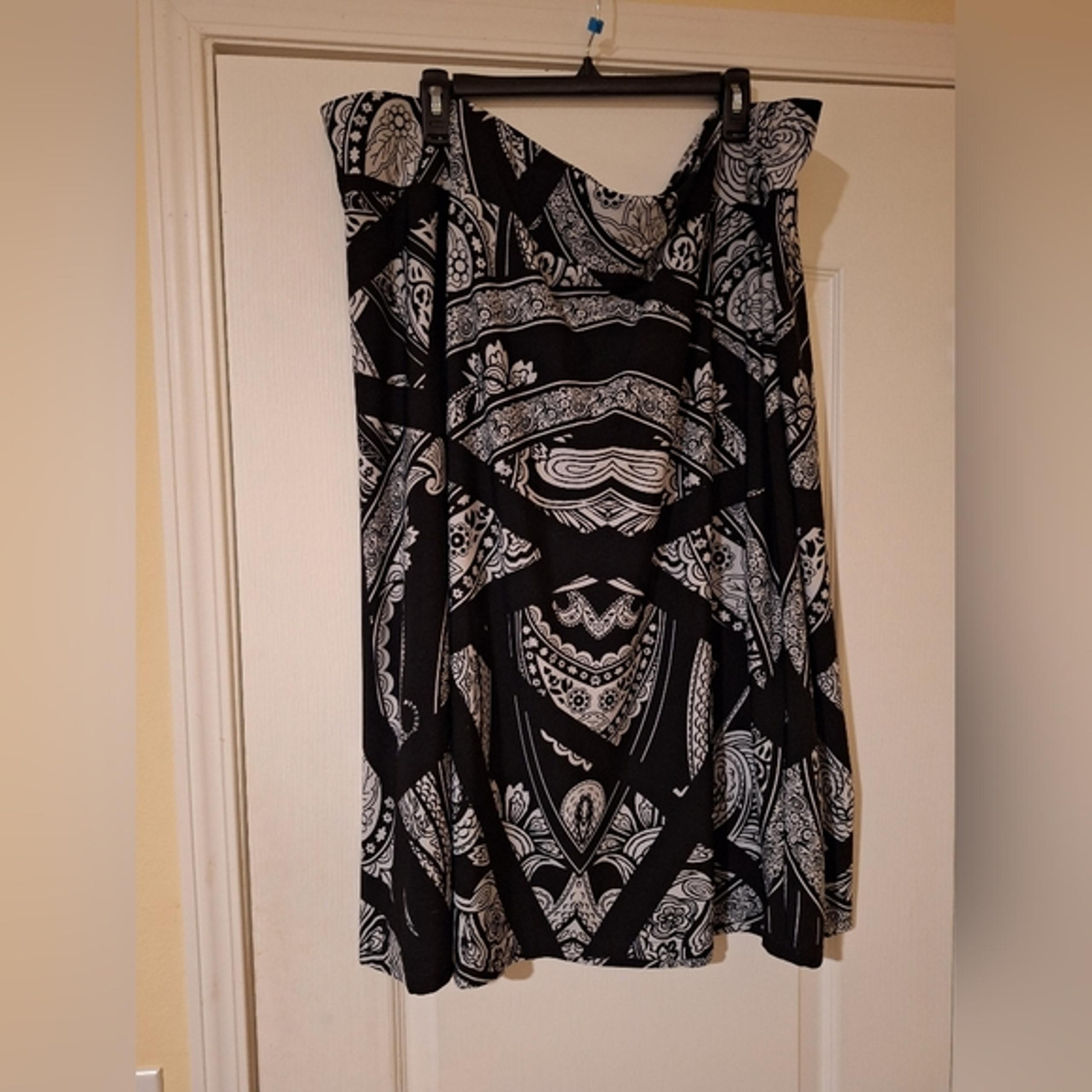 Women's Avenue Black and White Skirt Size 26/28