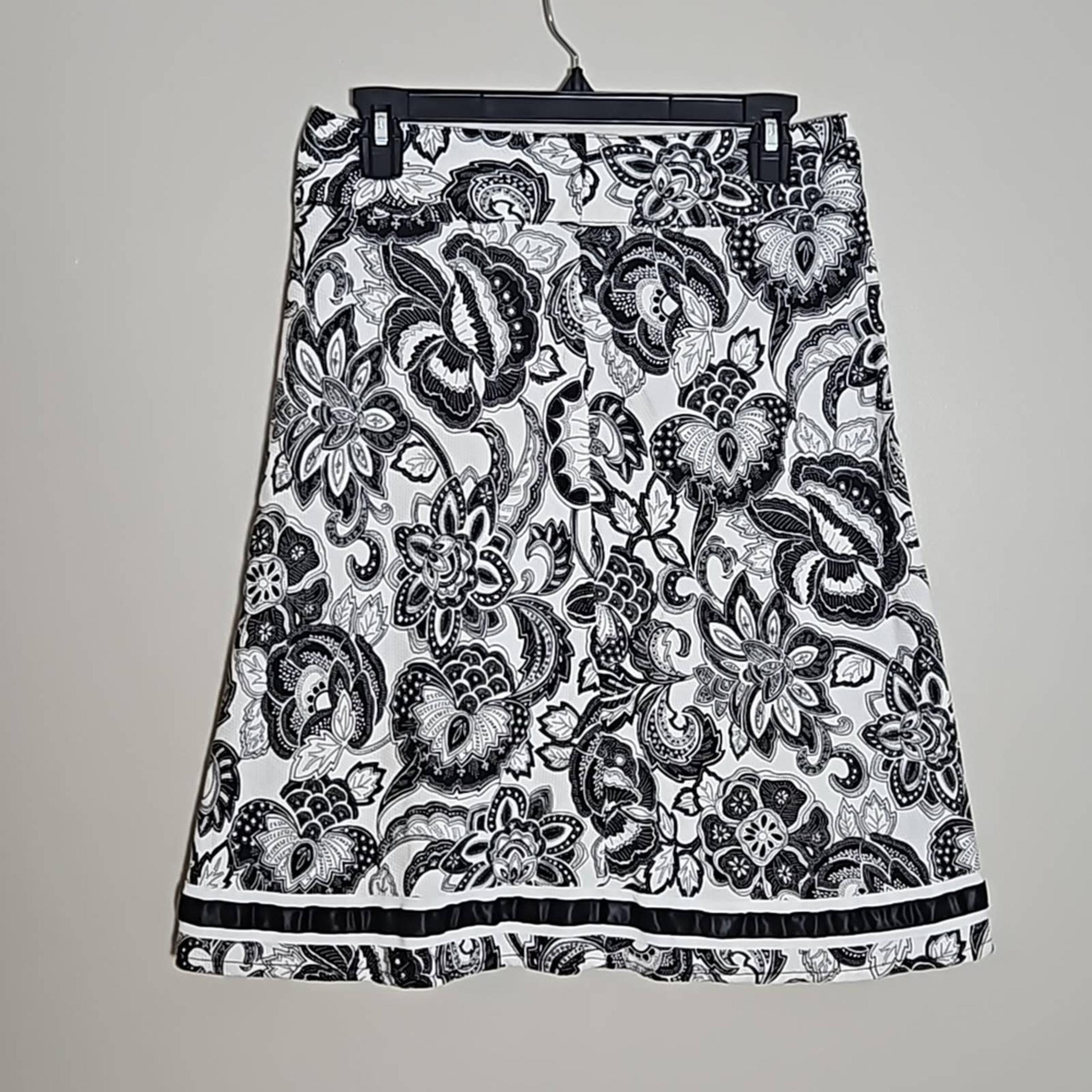 Geoffrey Beene Sport Black White Floral A Line Skirt Sz 4