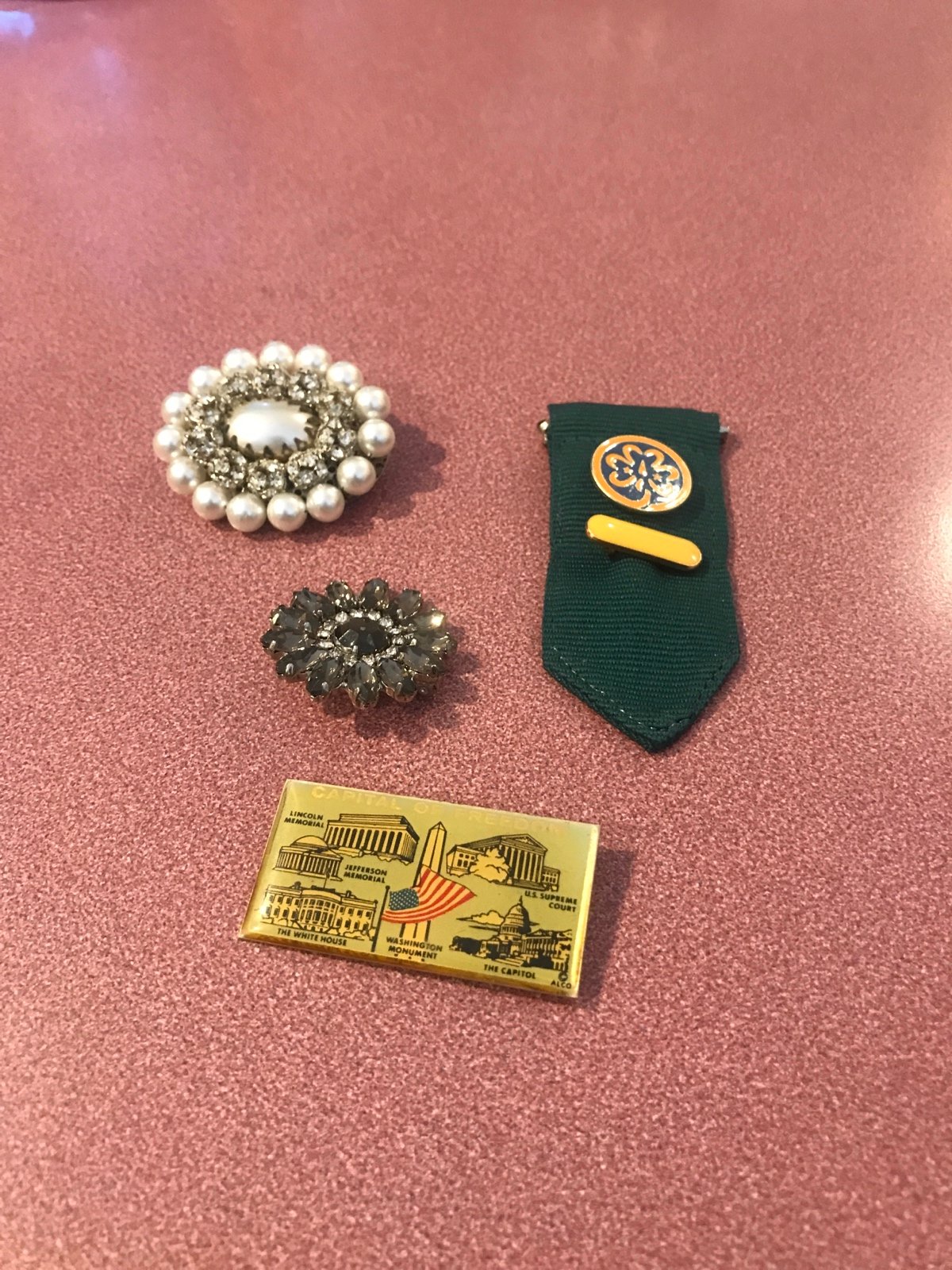 Mixed lot of pins