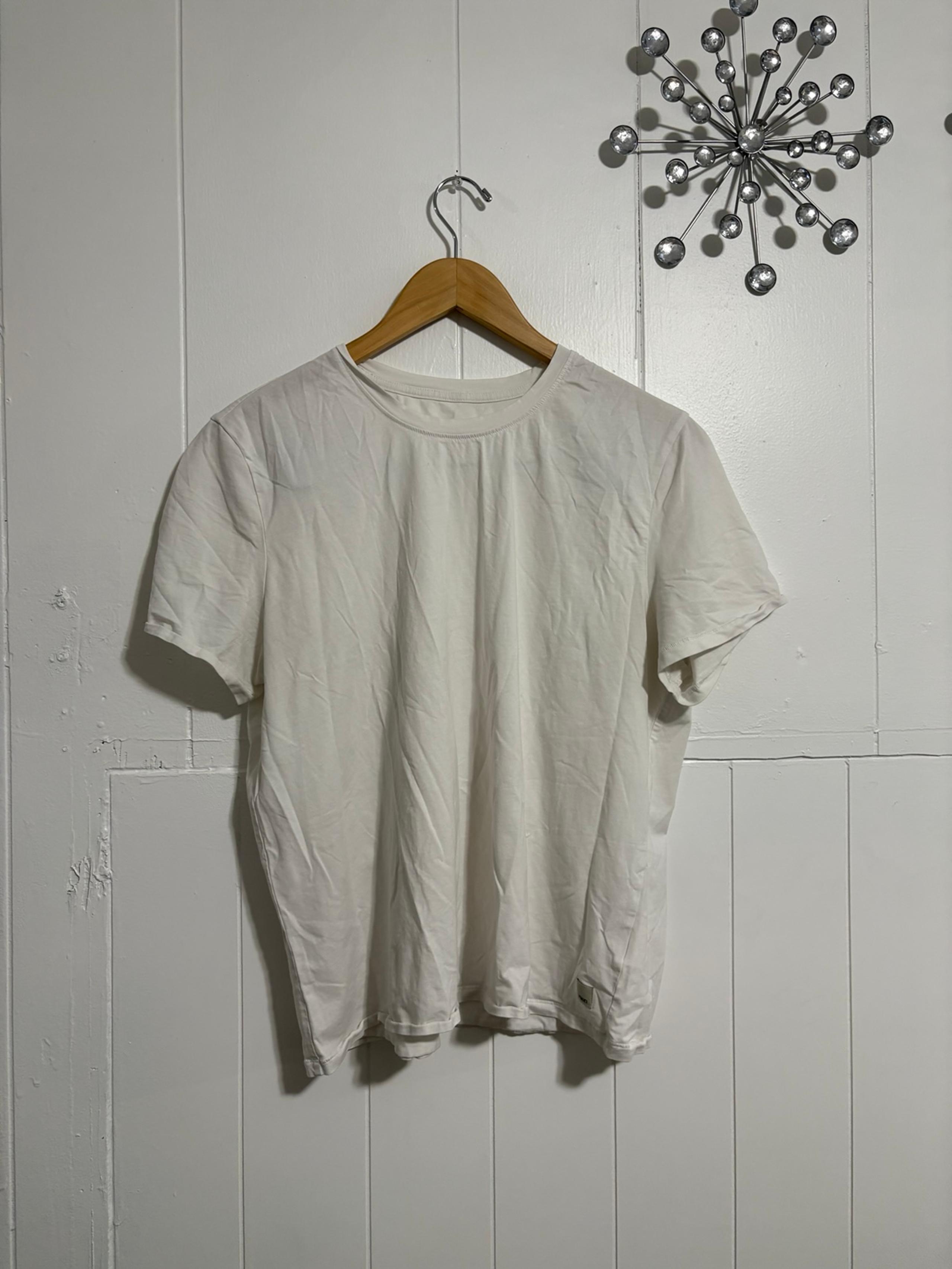 Women's Vuori White T-Shirt Size M