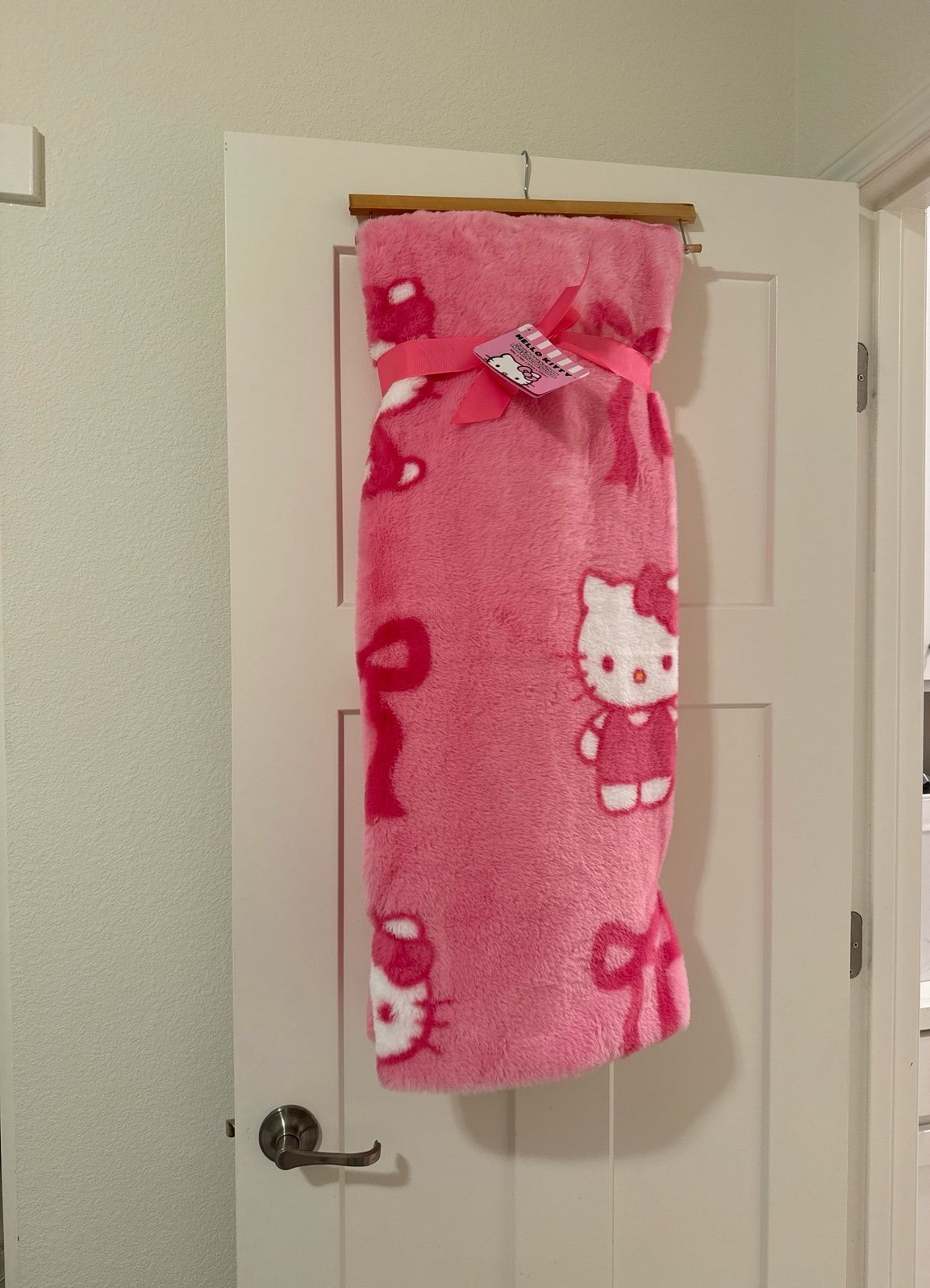 Hello Kitty bow blanket