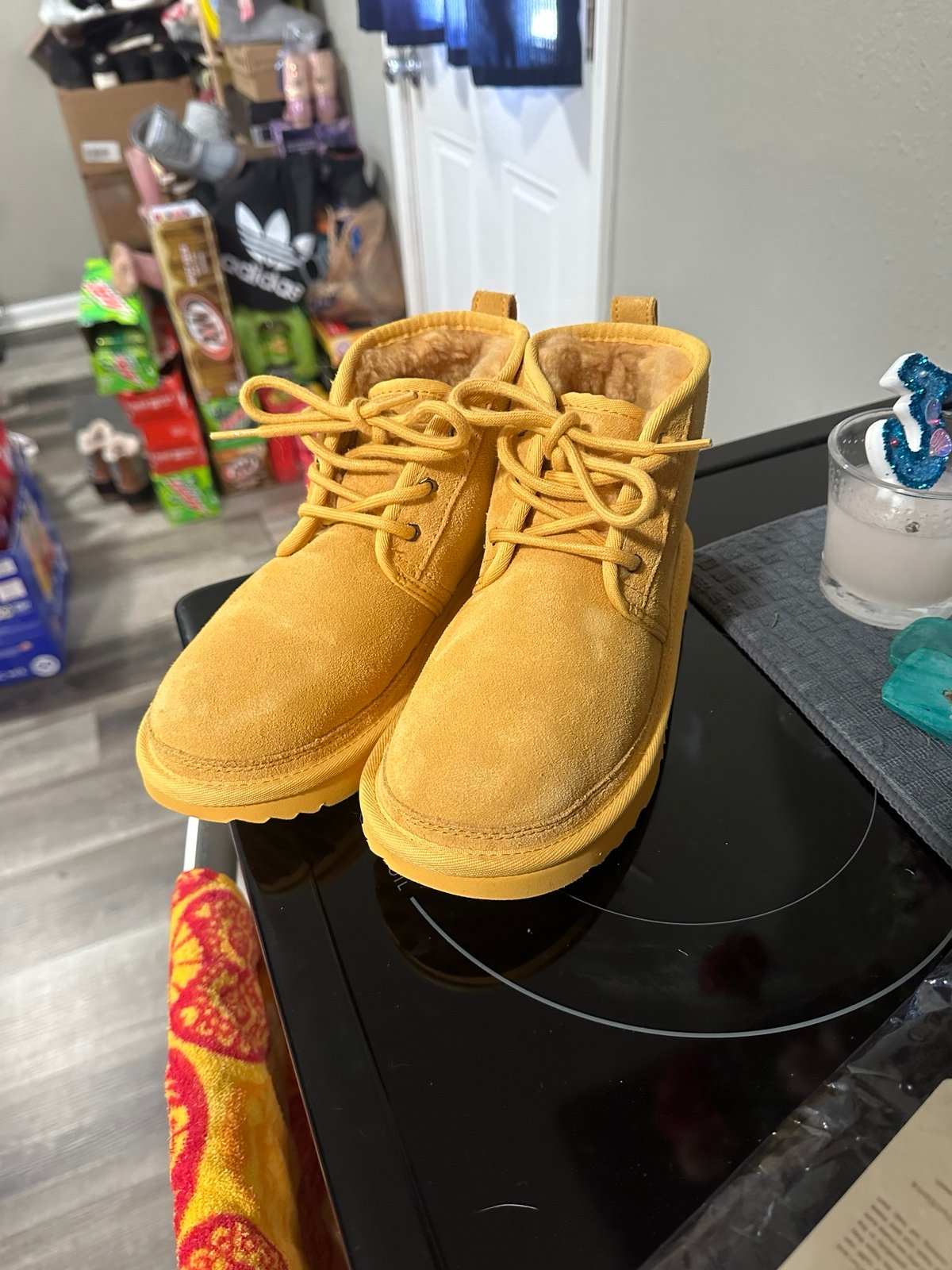 UGG Neumel Amber size 4Y NIB