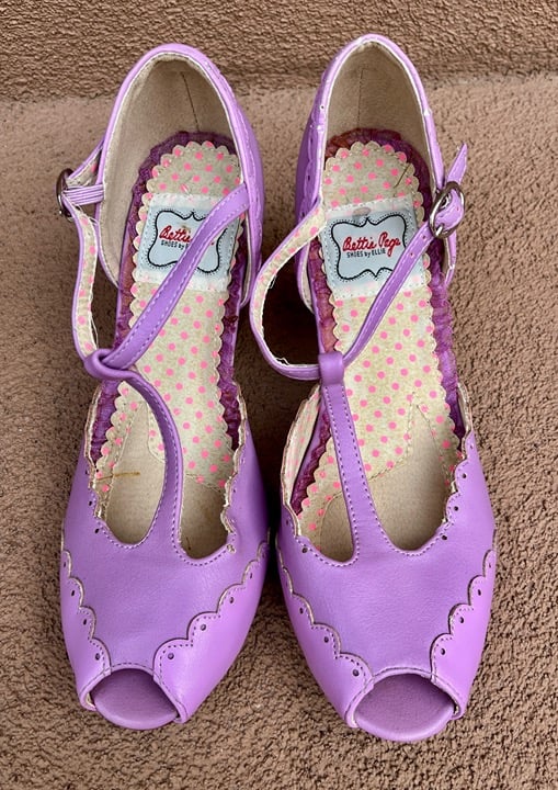 Bettie Page Shoes by Ellie, lavender purple scalloped T-Strap heels, size W6