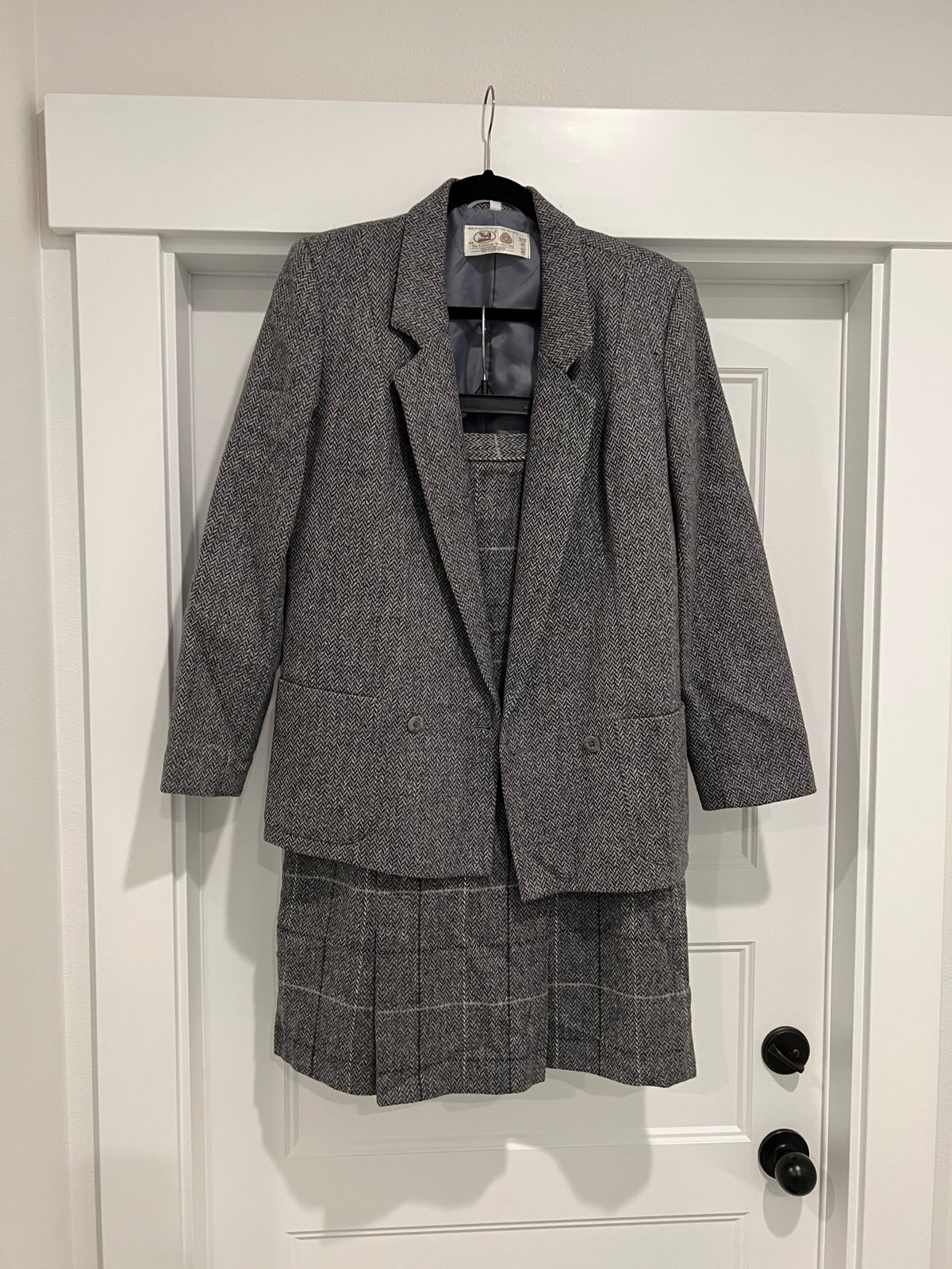 The Edinsburgh Woollen Mill Pure New Wool Gray Blazer Jacket and Skirt Set, Size