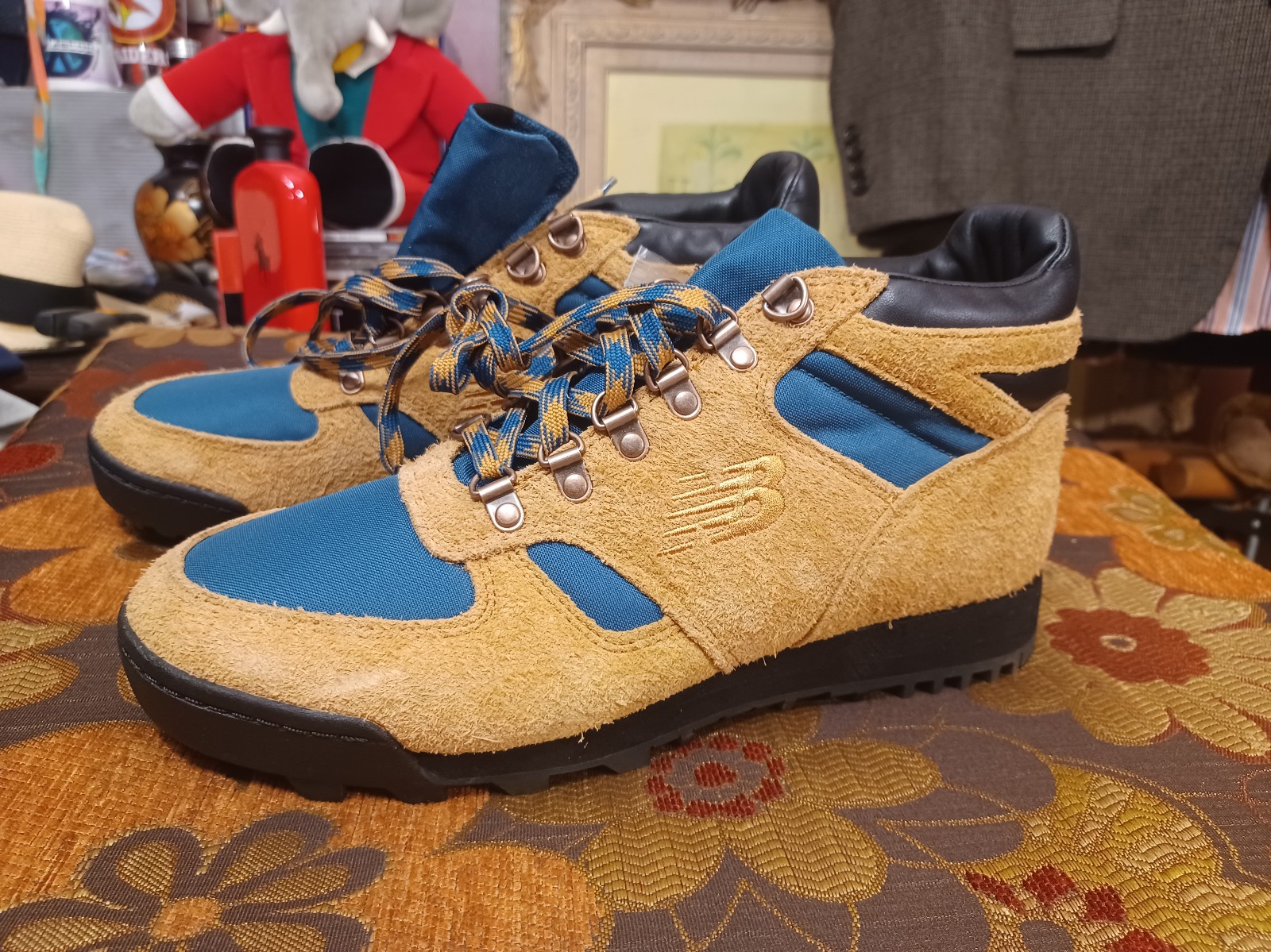 New Balance Rainier Vibram Tan Teal Sneaker Hiking Boot Shoes Mens 9.5 NO BOX