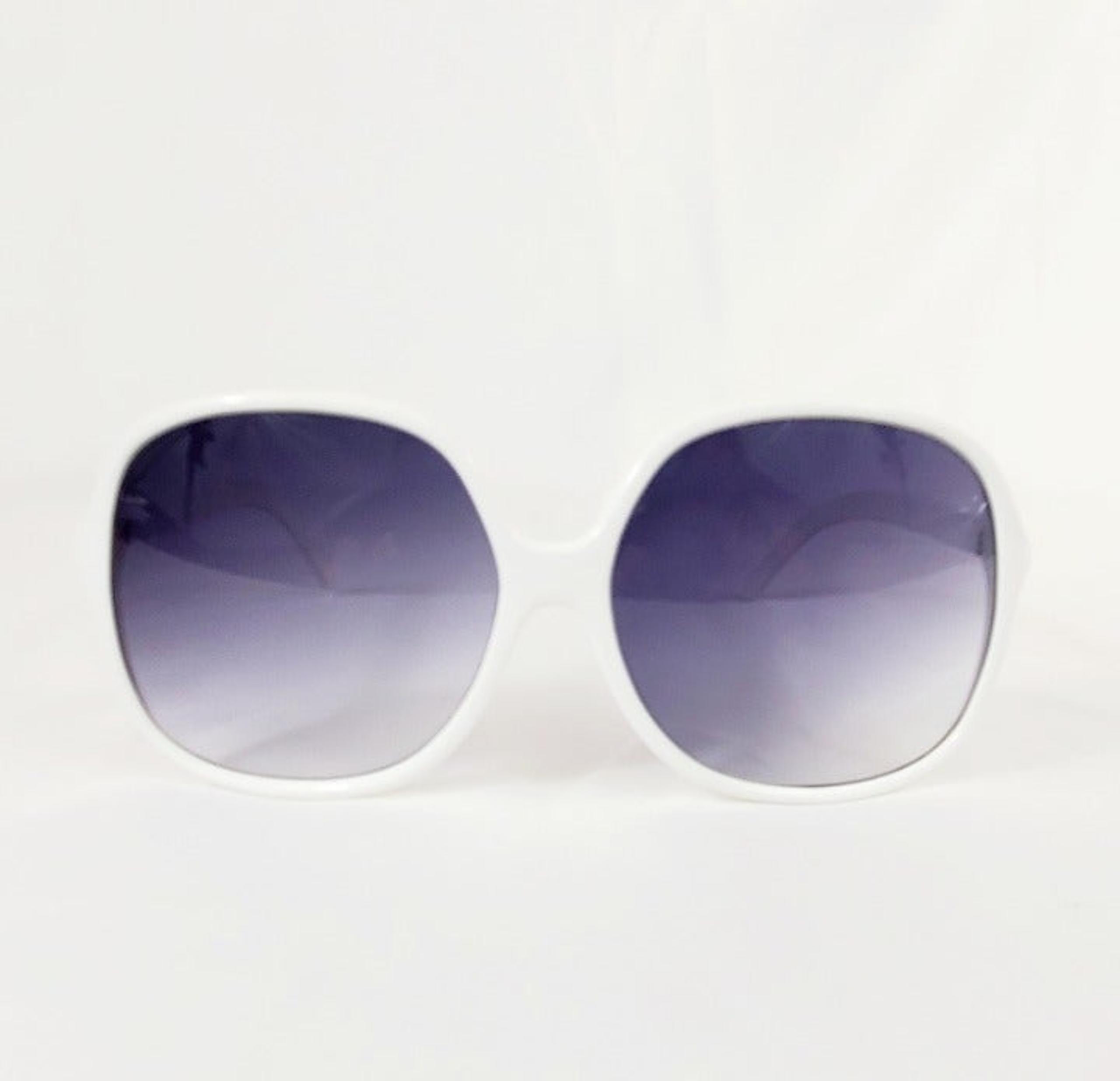 Vintage White Oversized Butterfly Black Gradient Polarized Lens Sunglasses ES964