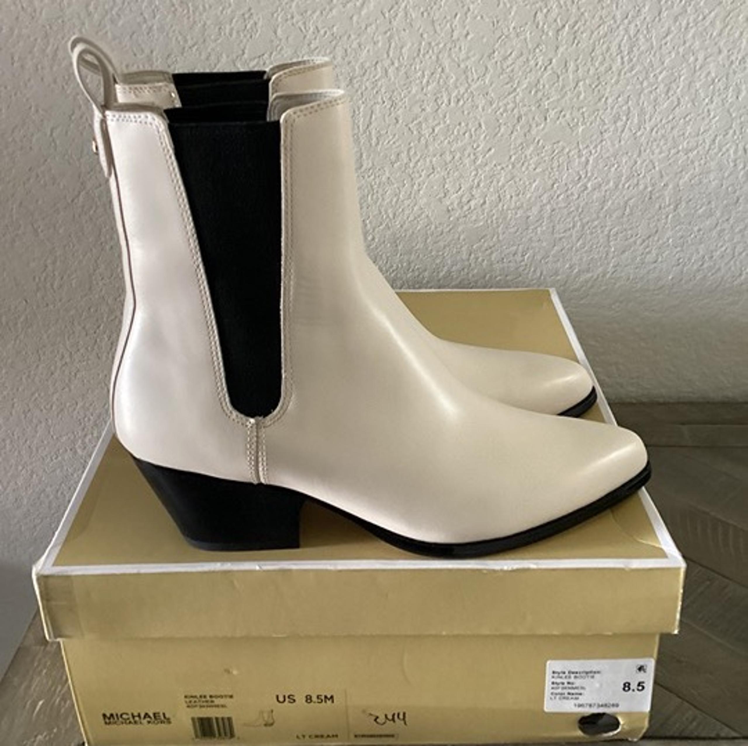 NWT MICHAEL KORS Women's Kinlee Leather Pull-On Ankle Chelsea Booties, size 8.5