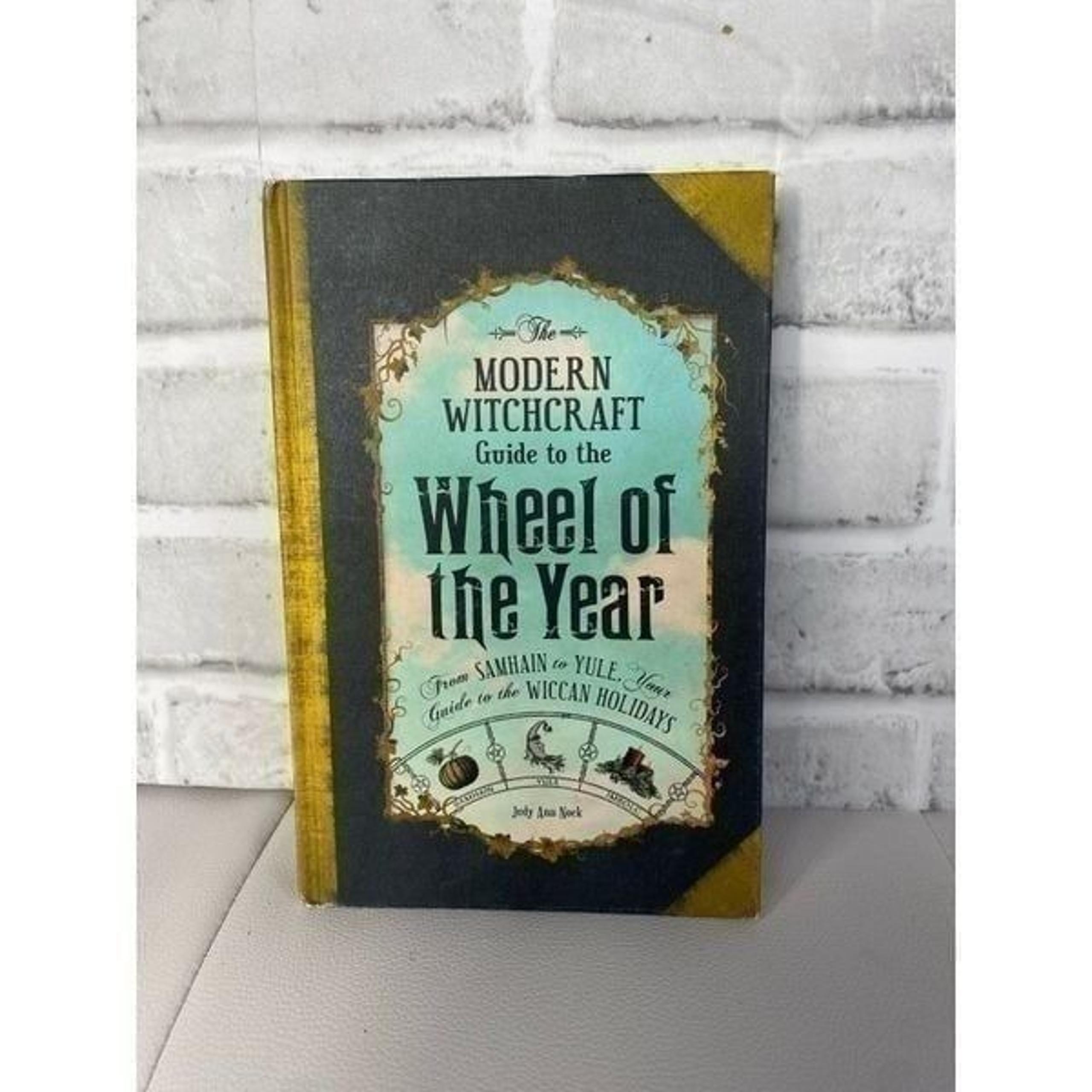 Modern Witchcraft Guide to the Wheel of the Year