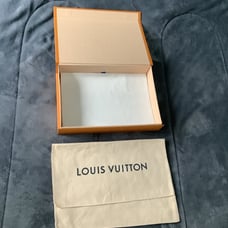 Louis Vuitton dust and box / The price is firm .Thank you
