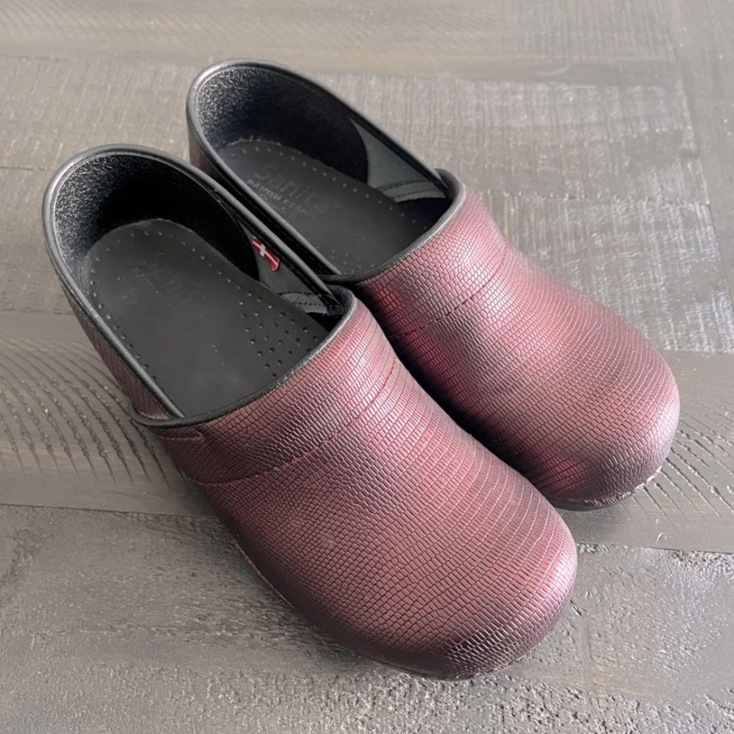 Sanita Burgundy Textured Leather Clogs Professional Shoes Size EU 40 US 9.5