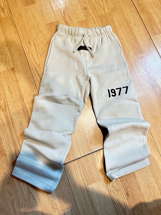 essentials sweatpants 6/7