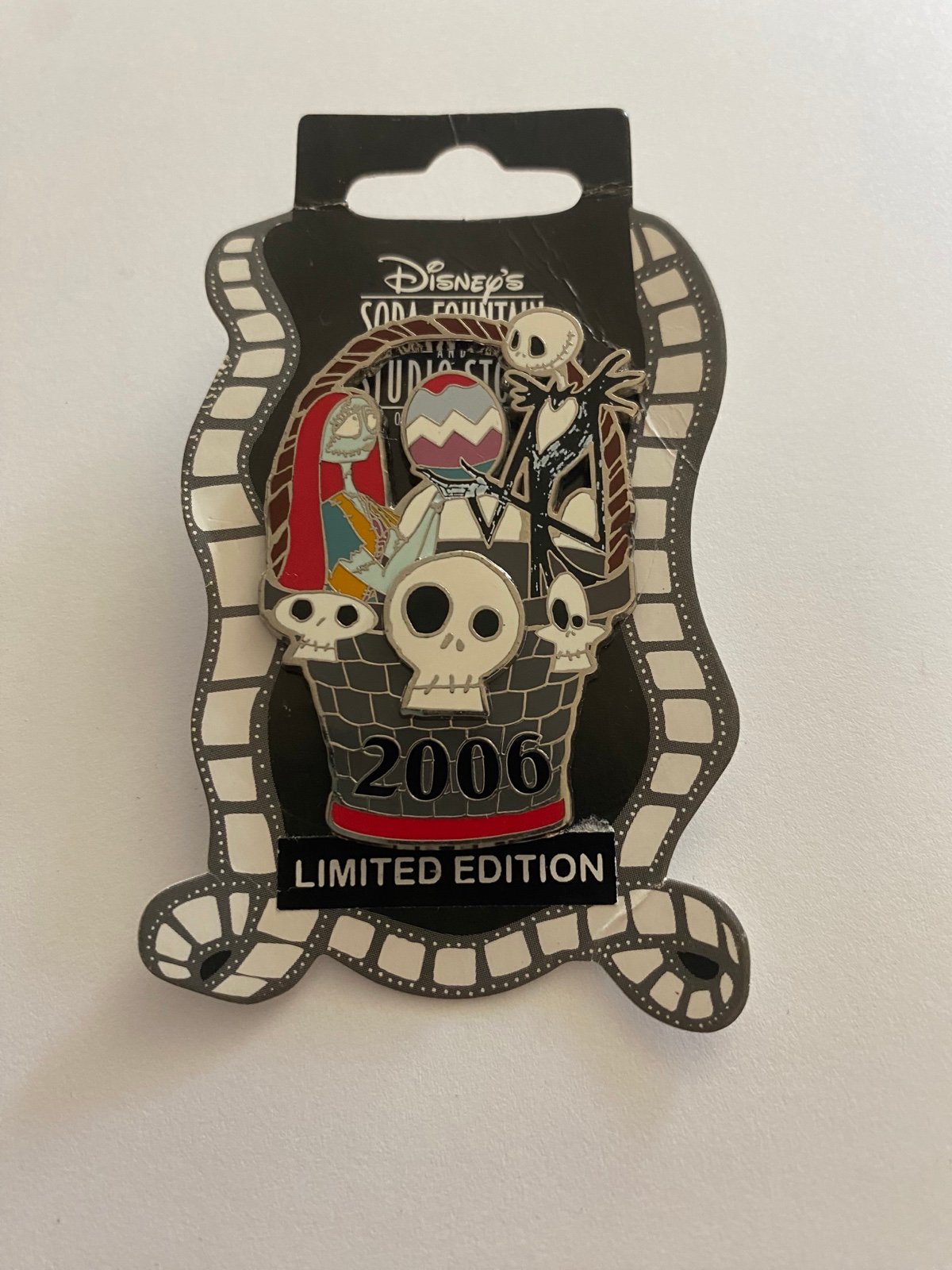 NWT NIGHTMARE BEFORE CHRISTMAS PIN