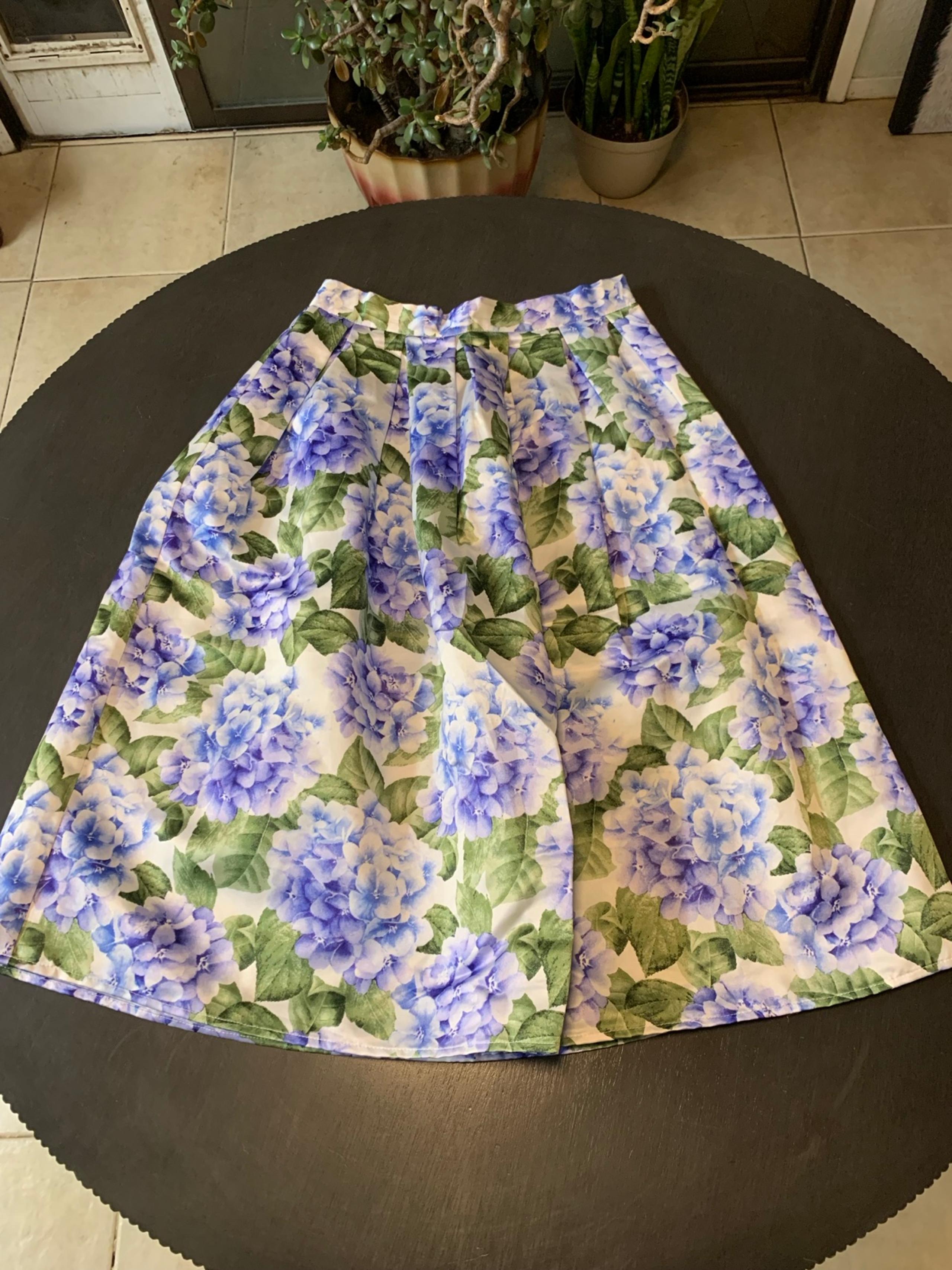 White And Blue Floral Print Pleated Skirt Forever 21 Women’s Small
