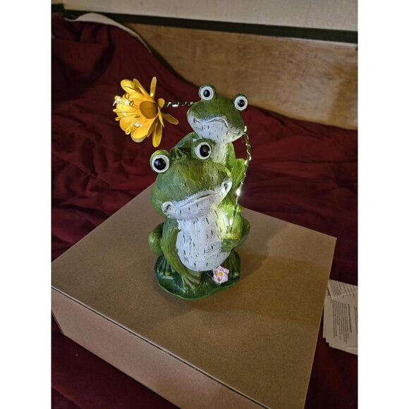 New Solar Garden Statue Loving Frog Figurine Lights for Yard, Patio & Outdoor