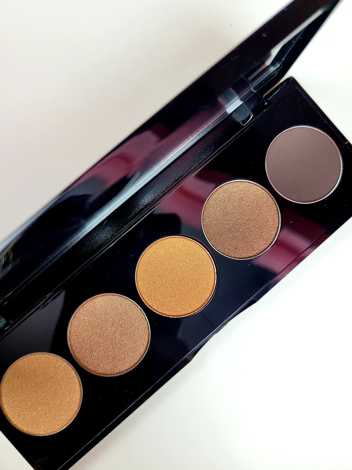 アイシャドウ BOBBI BROWN Peachy Nudes Eye Shadow Introducing the Bobbi Brown Bare Nudes Eyeshadow Palette