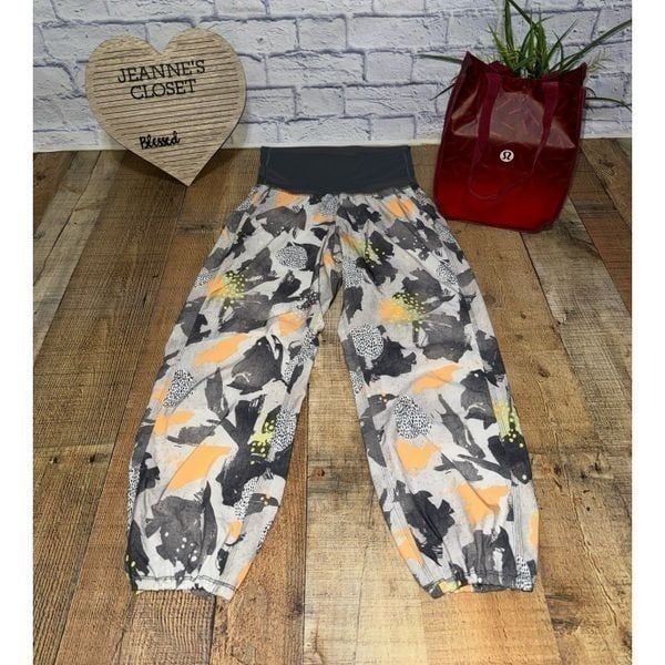 Lululemon Om Pant Mini Art Pop White Multi / Slate Size 4 Style Number: W5932S