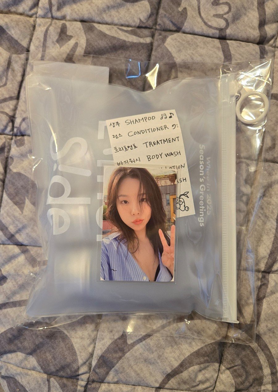Wheein 2025 Season's Greetings Wash Bottles Set