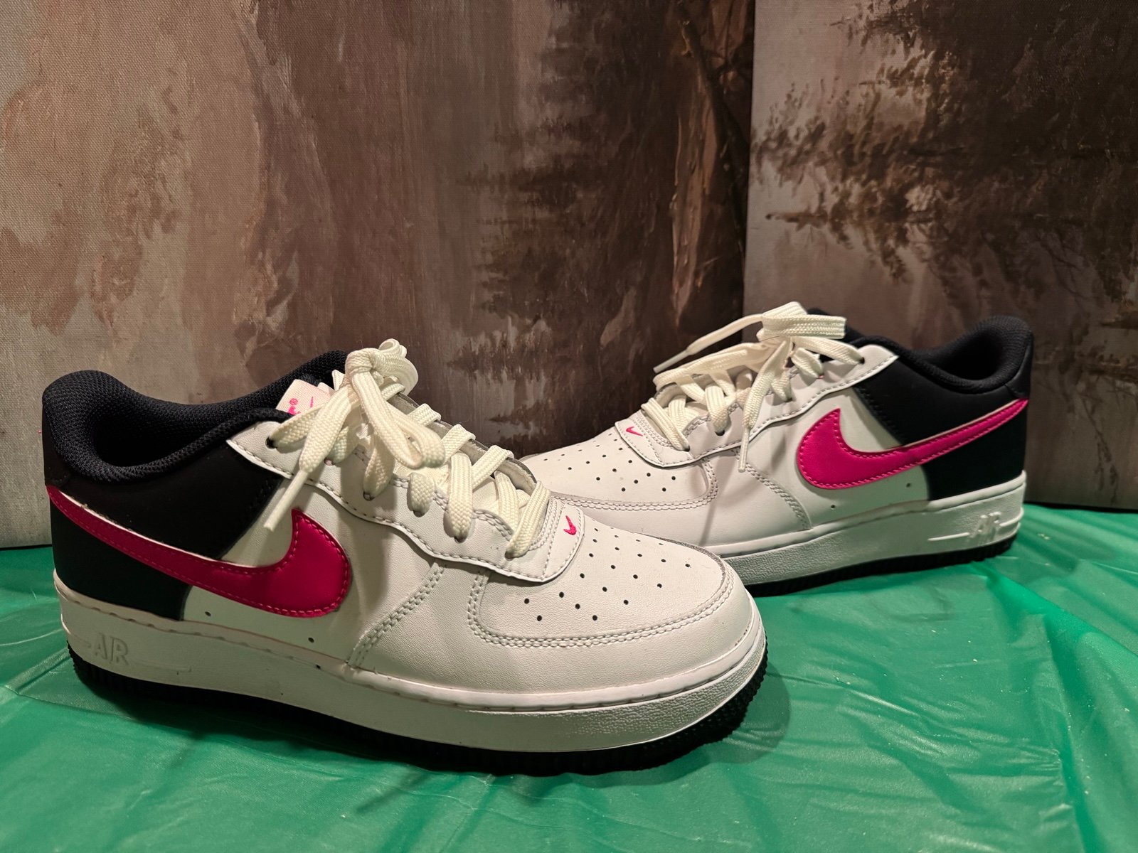 Nike Air Size 6.5 in big kids/size 8 woman