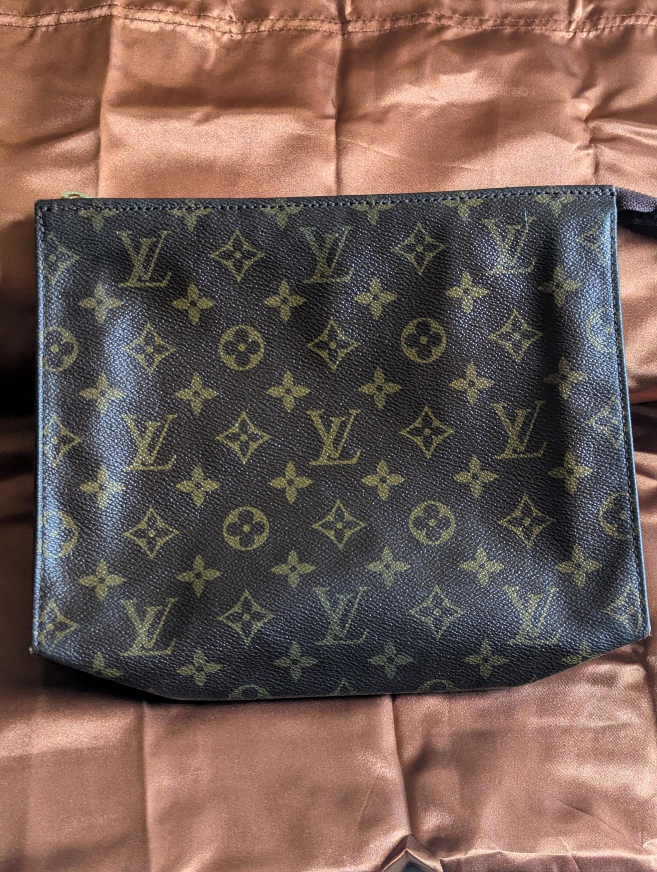 Louis Vuitton Toiletry 19