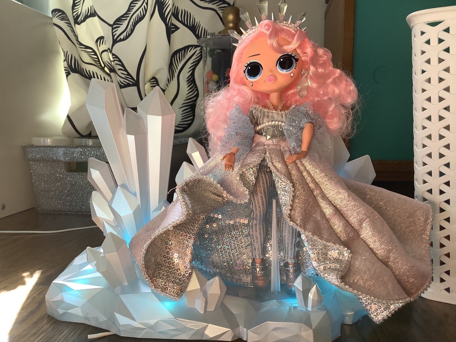 MGA Entertainment LOL Surprise Winter Disco OMG Crystal Star Fashion Doll