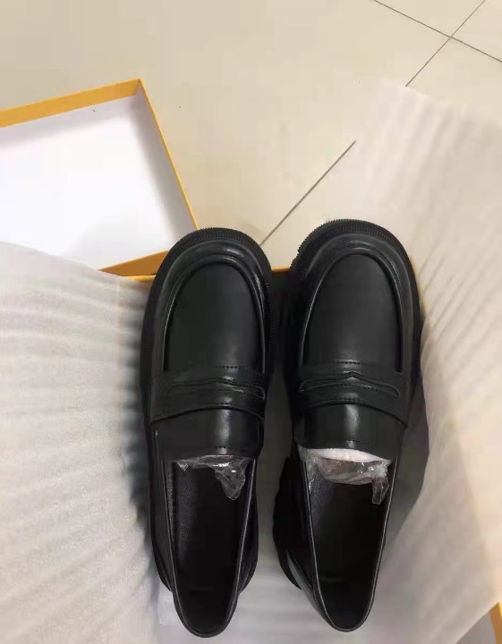Women's leather shoes
