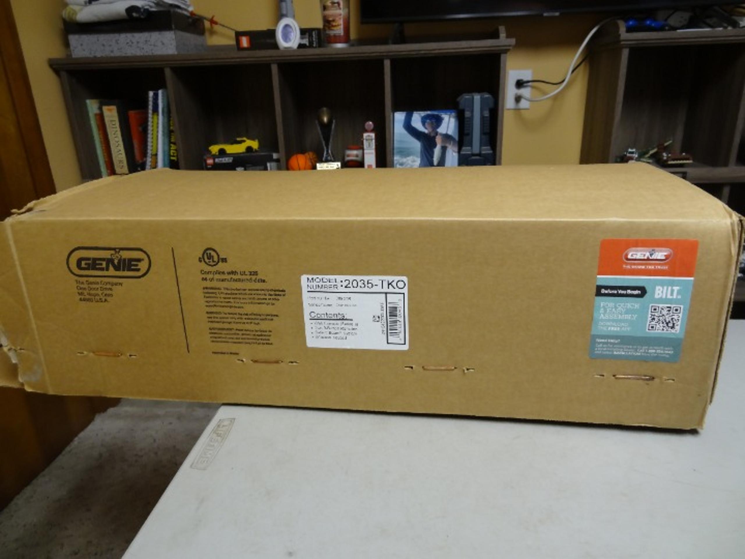 GENIE GARAGE DOOR OPENER 2035-TKO CHAIN DRIVE 550 UNUSED OPEN BOX