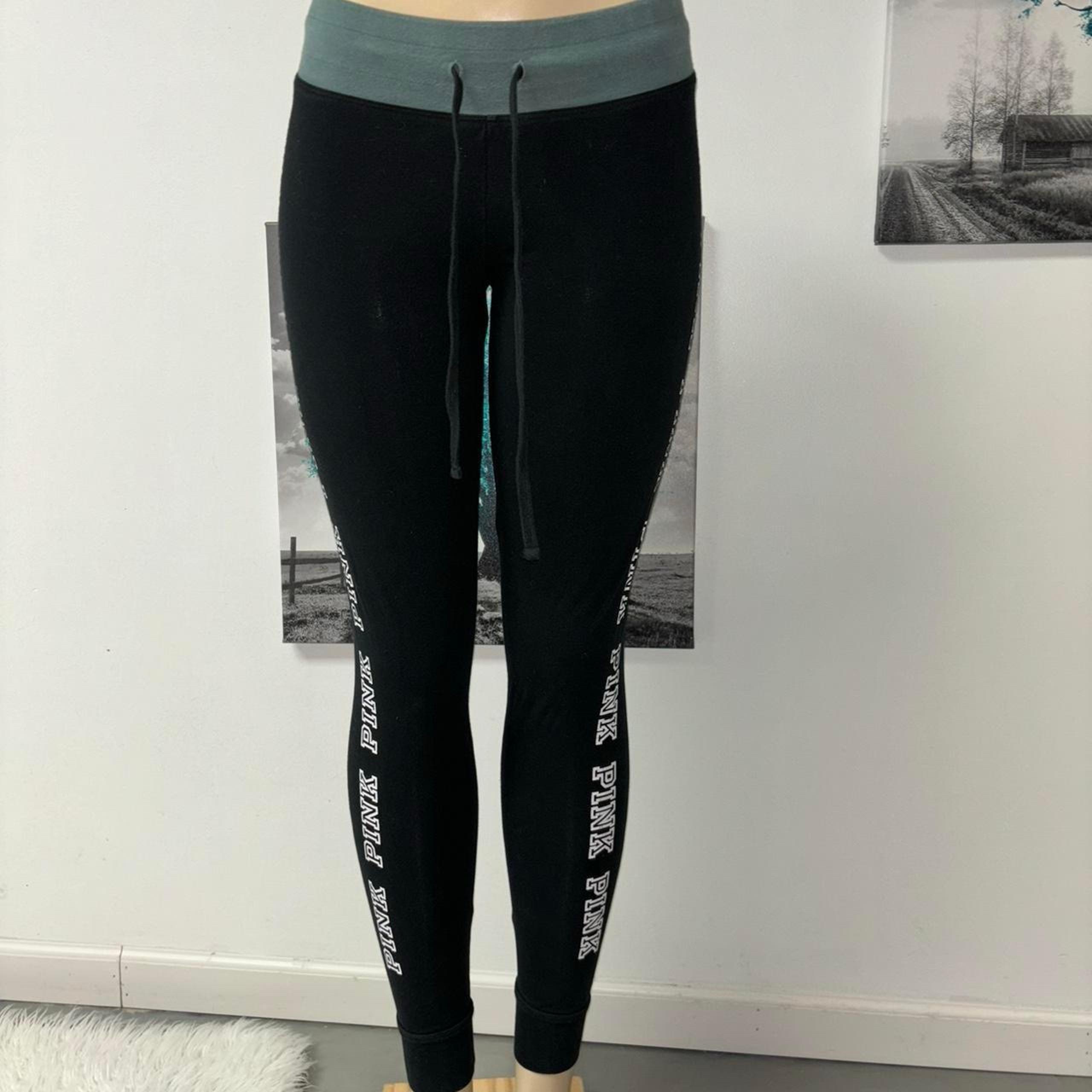 Pink yoga women’s leggings size medium  Good used condition