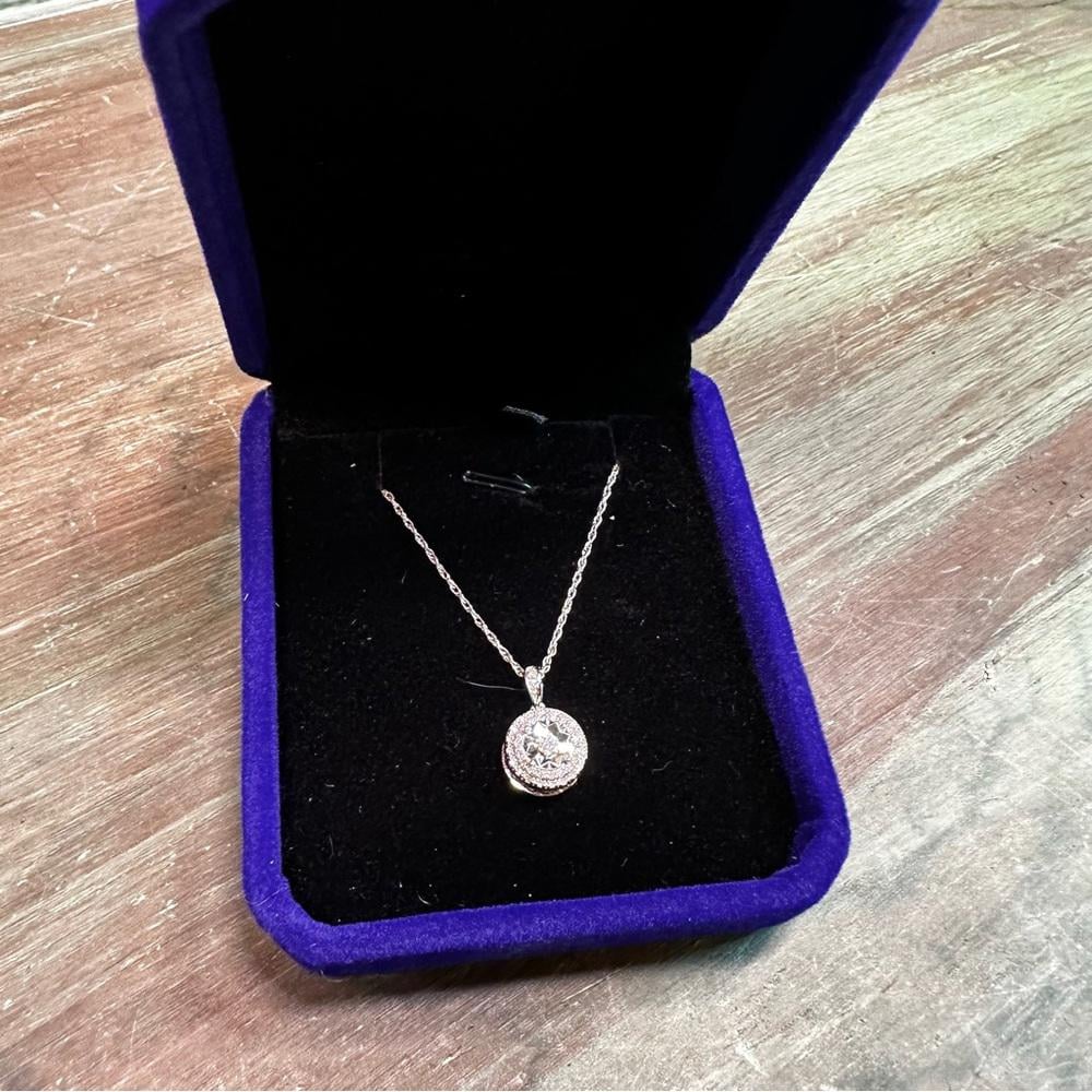 Diamond pendant necklace ￼