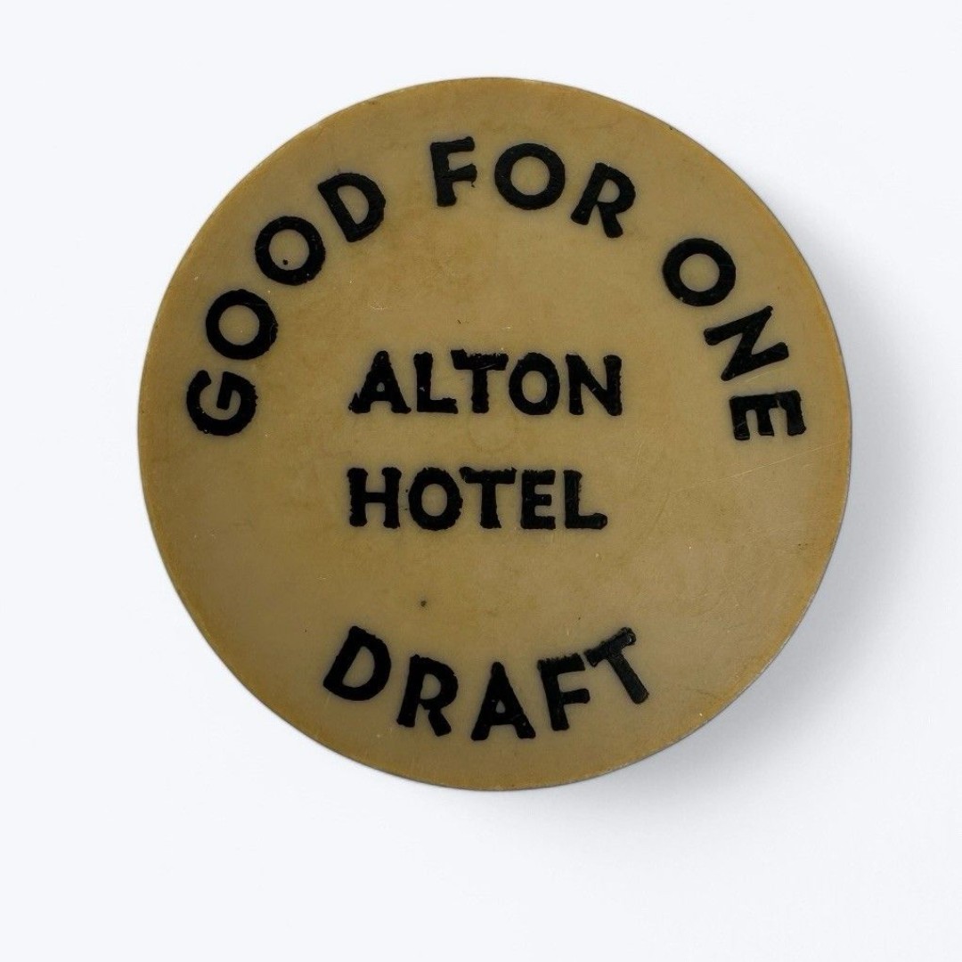 Vintage Alton Hotel Good For One Draft Drink Plastic Token Soudus Bay NY? 1.5