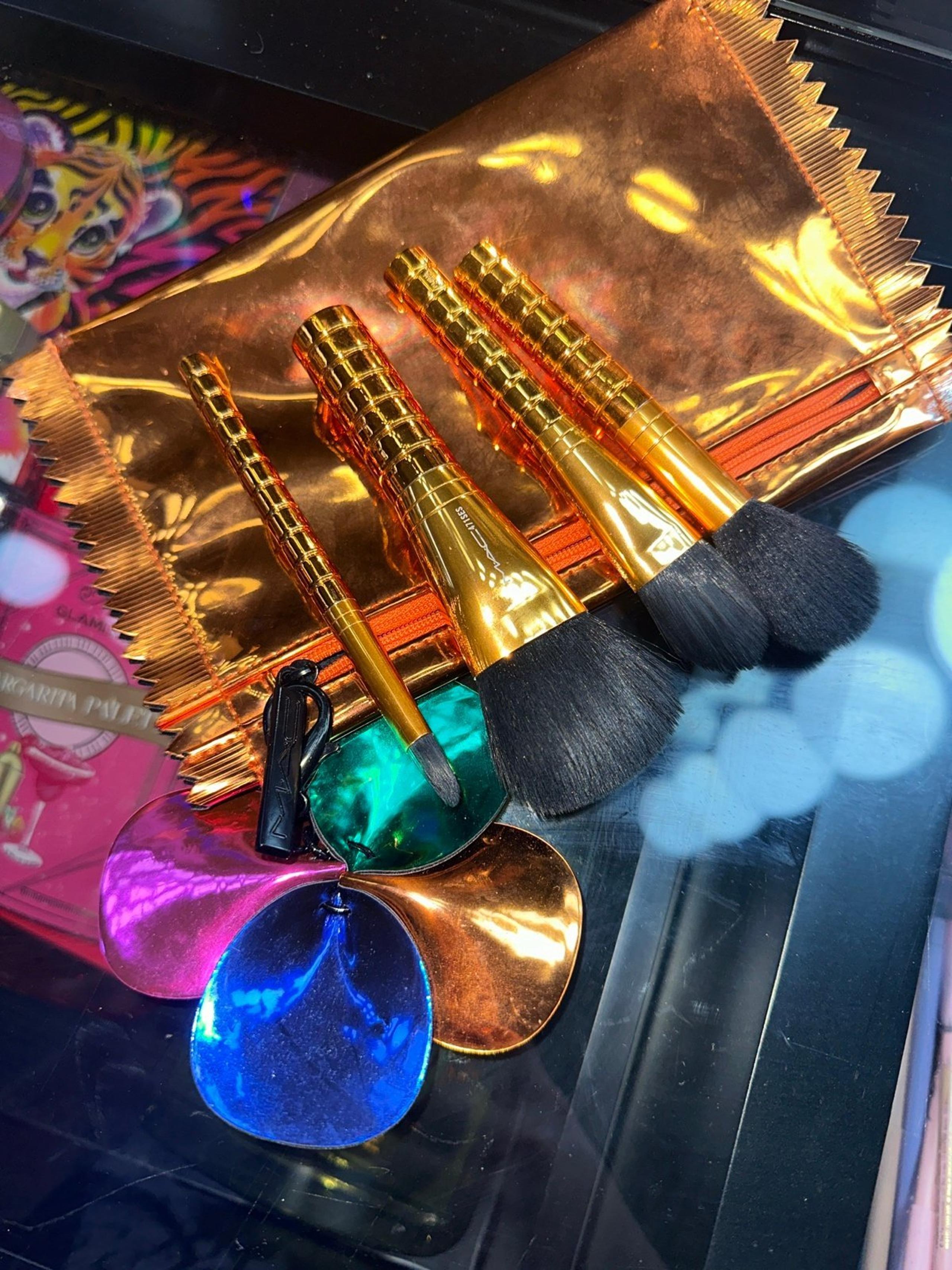 MAC HOLIDAY FACE BRUSH KIT— Travel PRICE FIRM