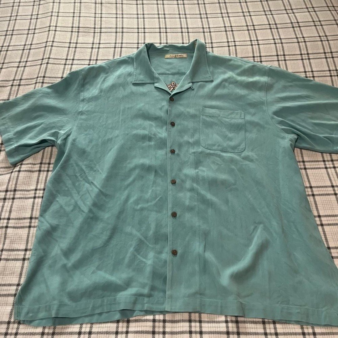 Tommy Bahamas silk Turquoise short sleeve button up shirt w/ graphic design