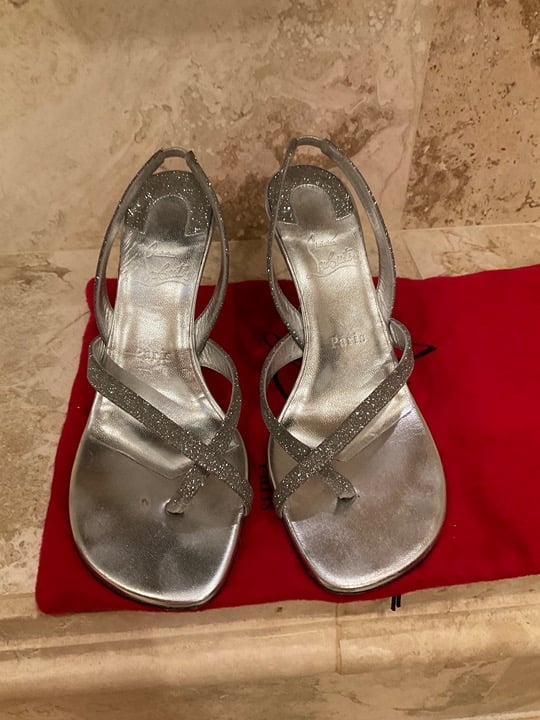 CHRISTIAN LOUBOUTIN SILVER GLITTER TARALITA TOE RING SANDAL. W/ DUST BAGS 38.5