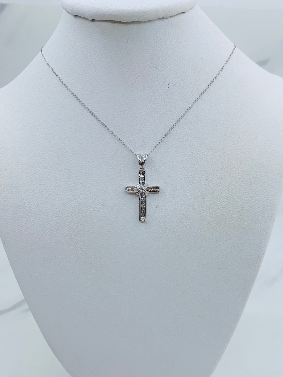 10k Gold Pendant cross and necklace ❤️ White gold and diamonds ❤️ 16” dainty