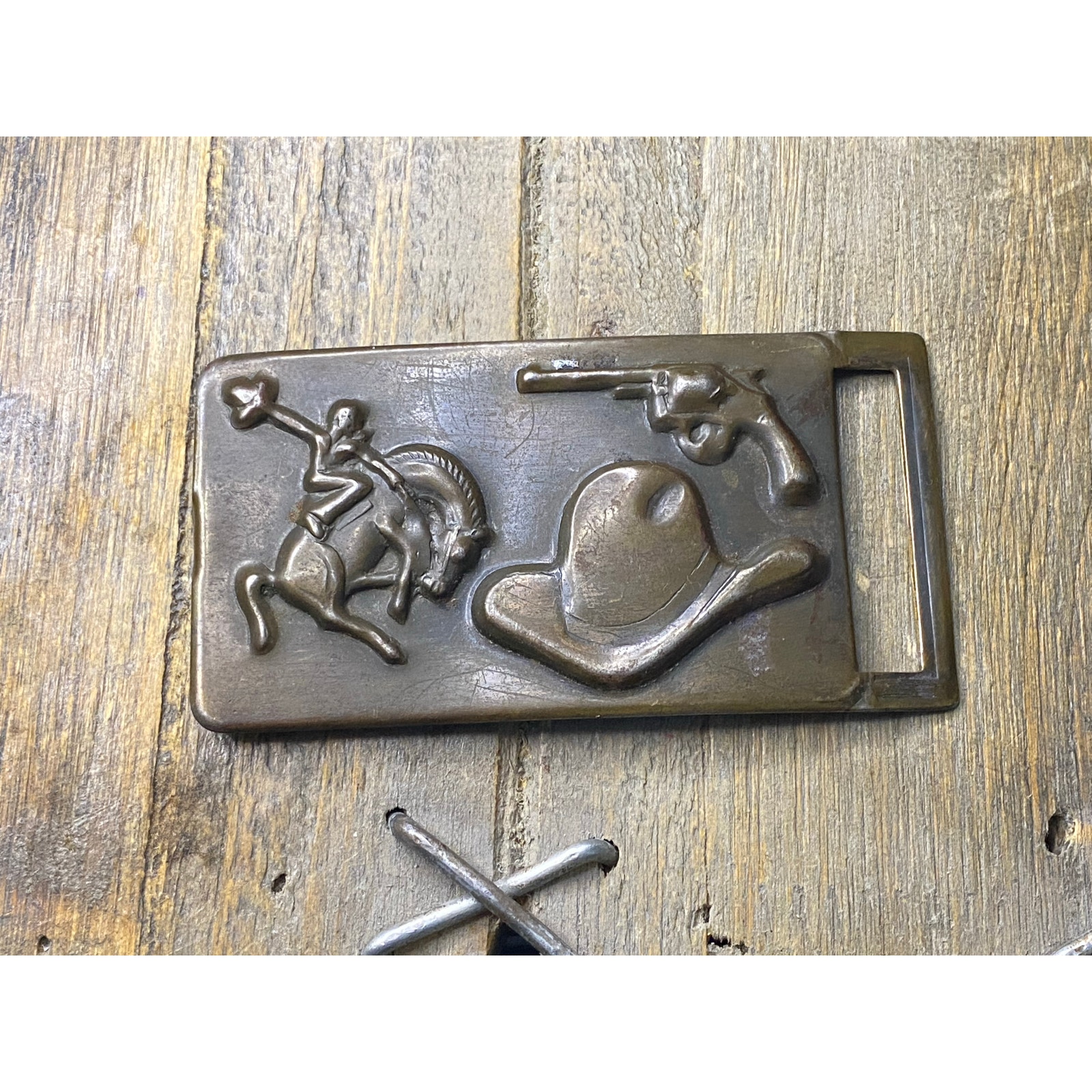 VINTAGE 3 1/2 WIDE WESTERN COWBOY HORSE HAT SIX SHOOTER METAL BELT BUCKLE