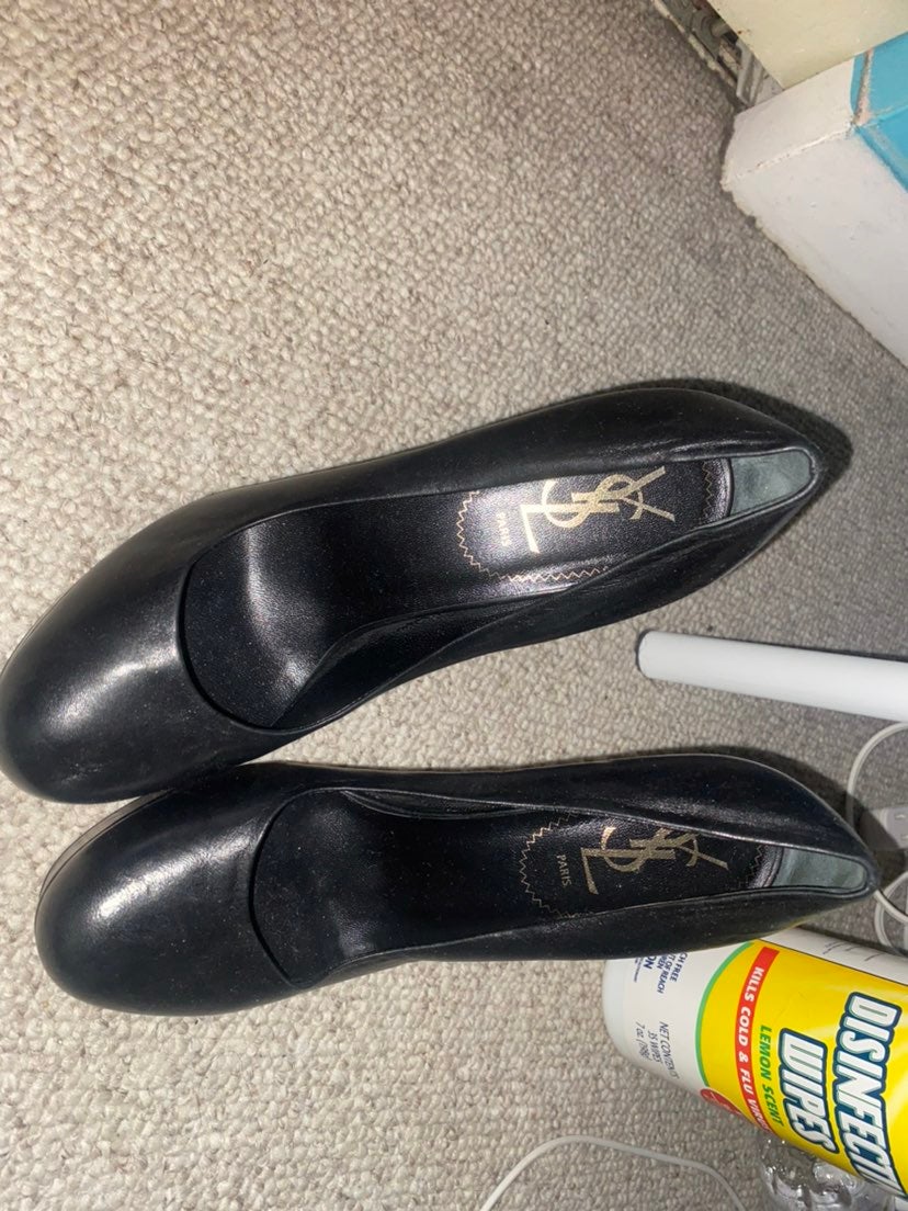 Black Pumps