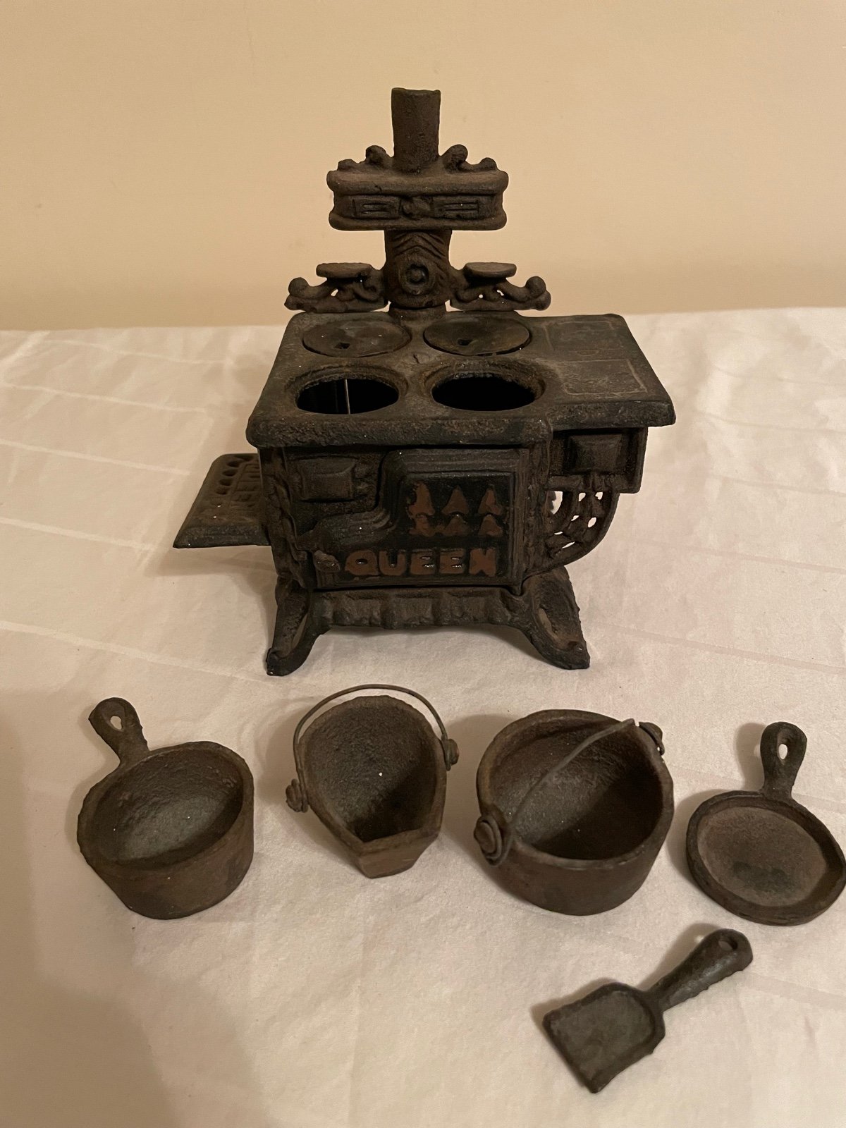 Vintage Queen Mini Cast Iron Salesman Sample Stove With Accessories Pots Pans