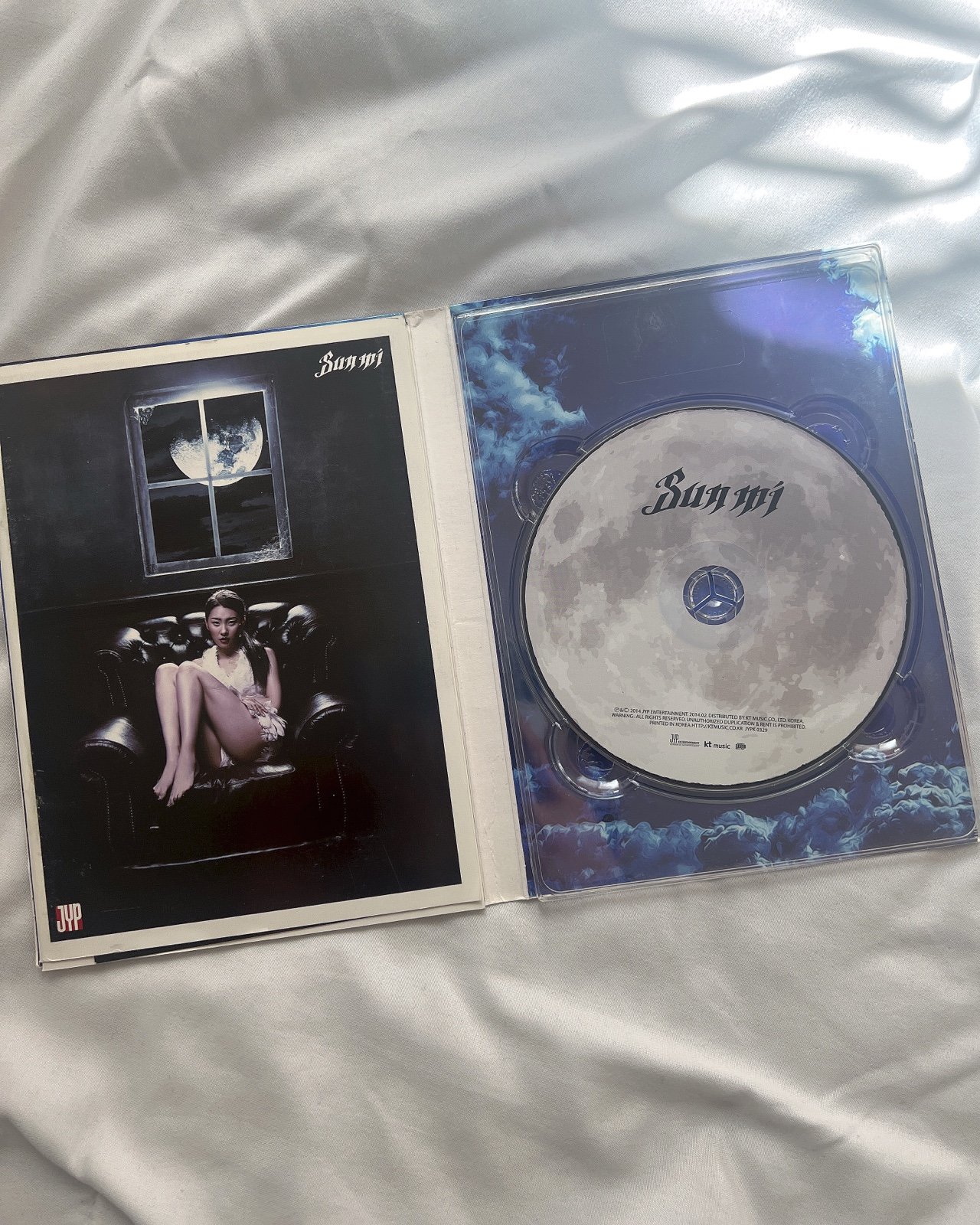 SUNMI - SIGNED *RARE* Full Moon album